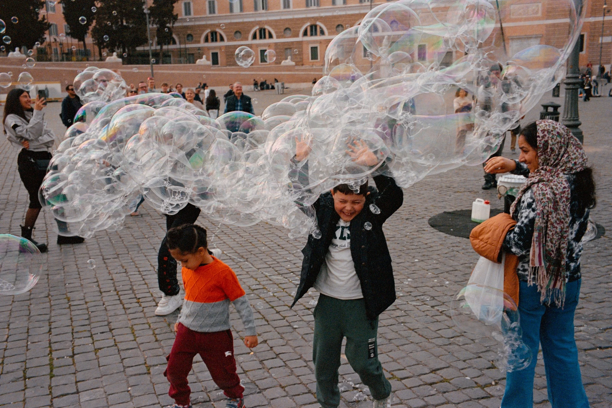 street-photography-italy-yanis-machonis-children-playing-soap-bubbles.jpg