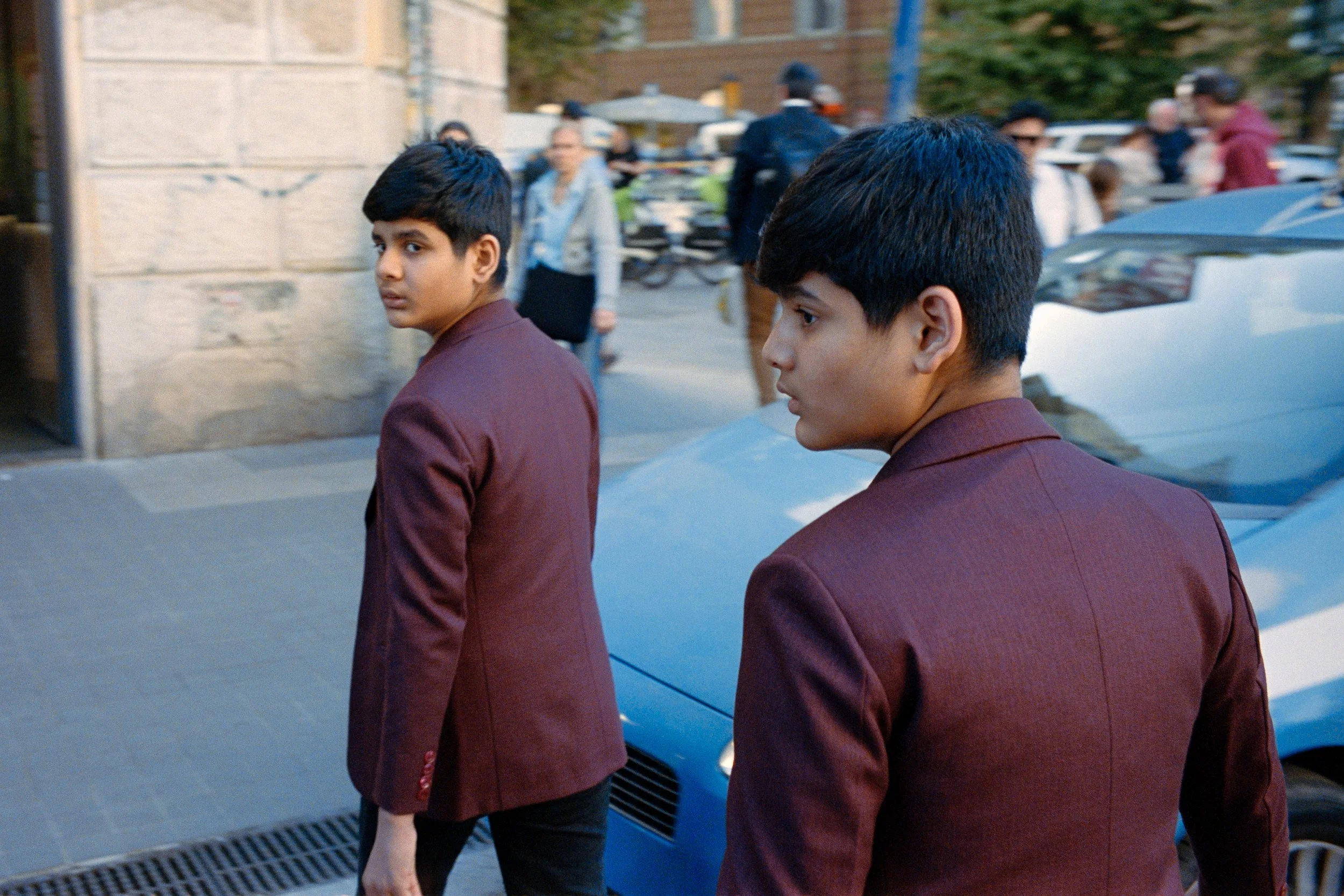 street-photography-italy-yanis-machonis-twins-turning-red-jacket.jpg