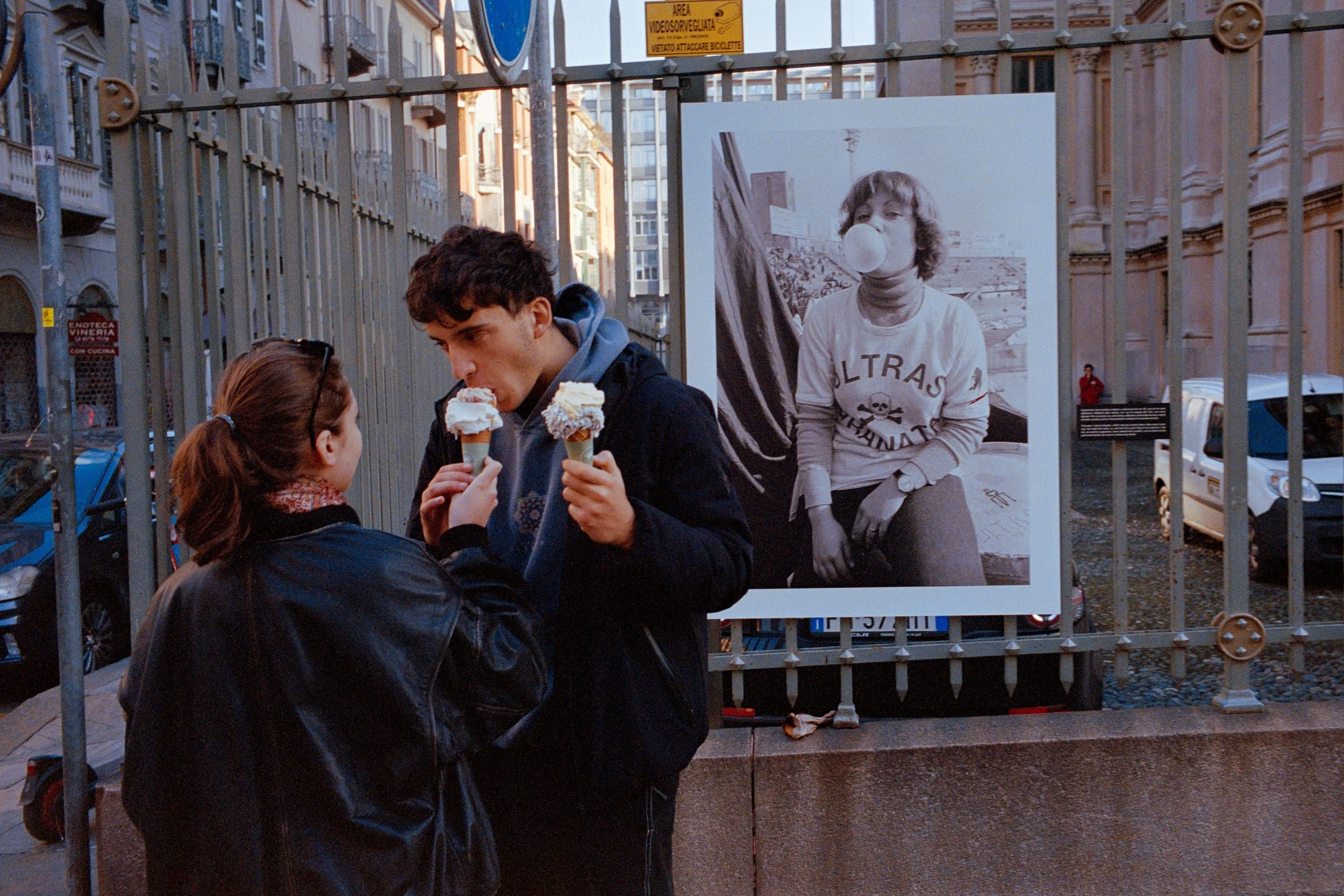 street-photography-italy-yanis-machonis-couple-eating-ice-cream.jpg