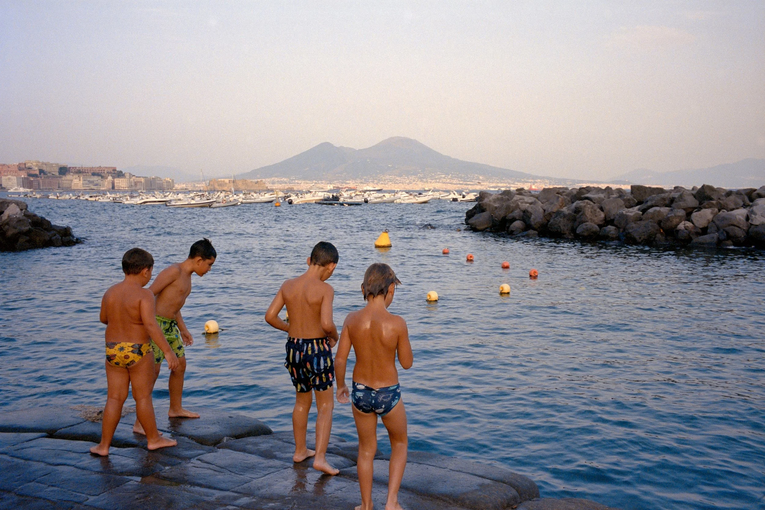 street-photography-italy-yanis-machonis-boys-swimming-vesuvius.jpg