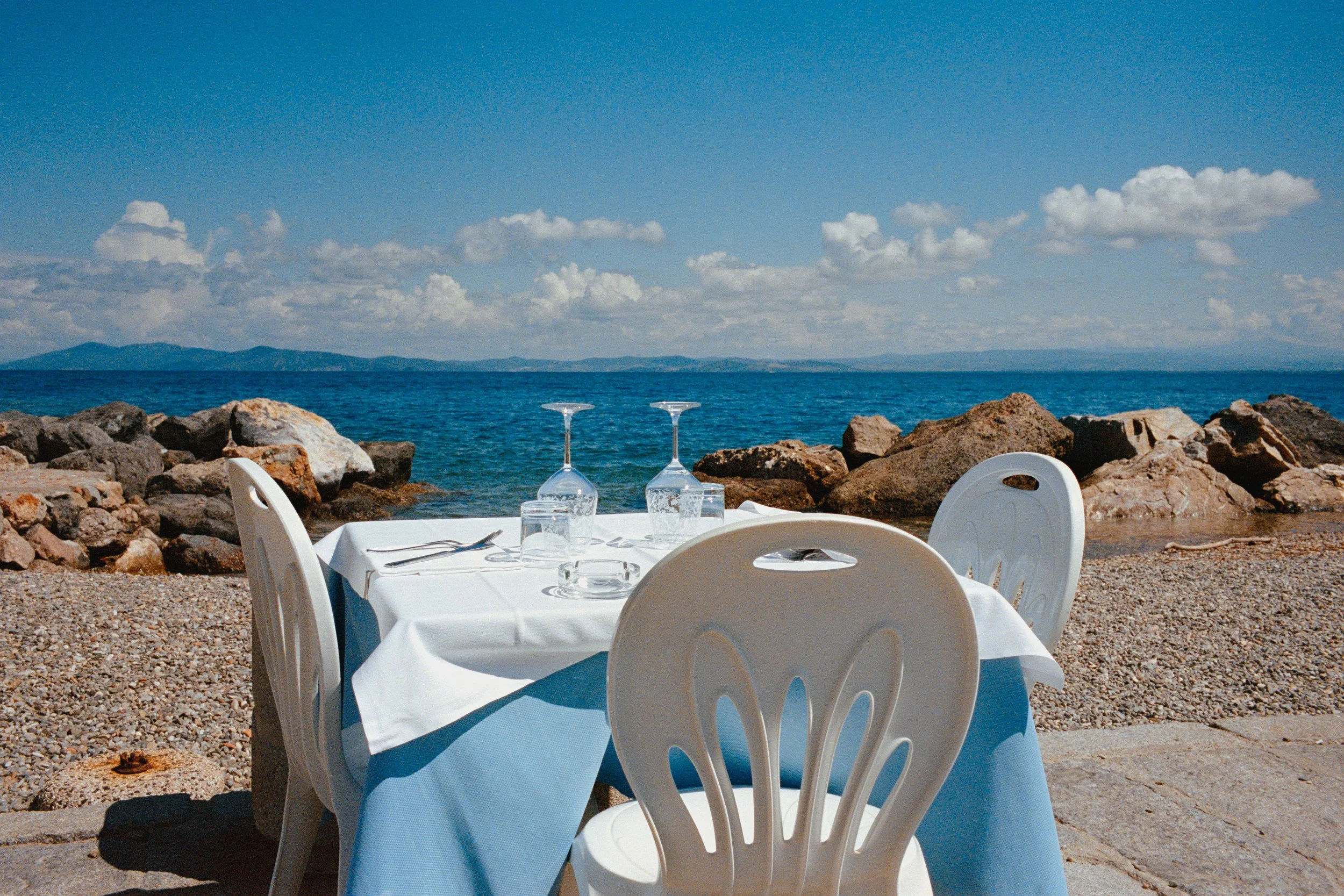 lifestyle-italy-yanis-machonis-seaside-table.jpg