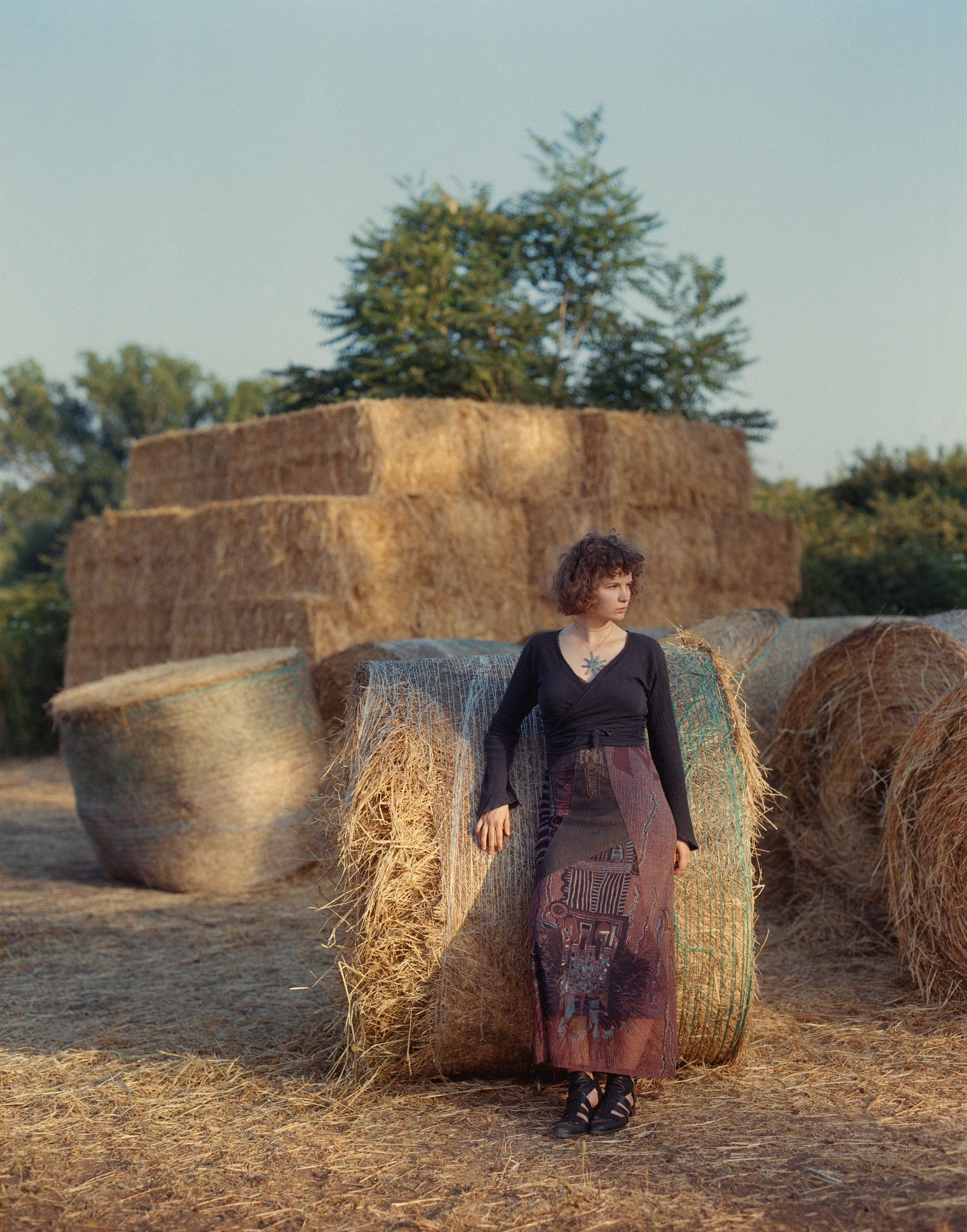 outdoor-portrait-hay-field-italy.jpg