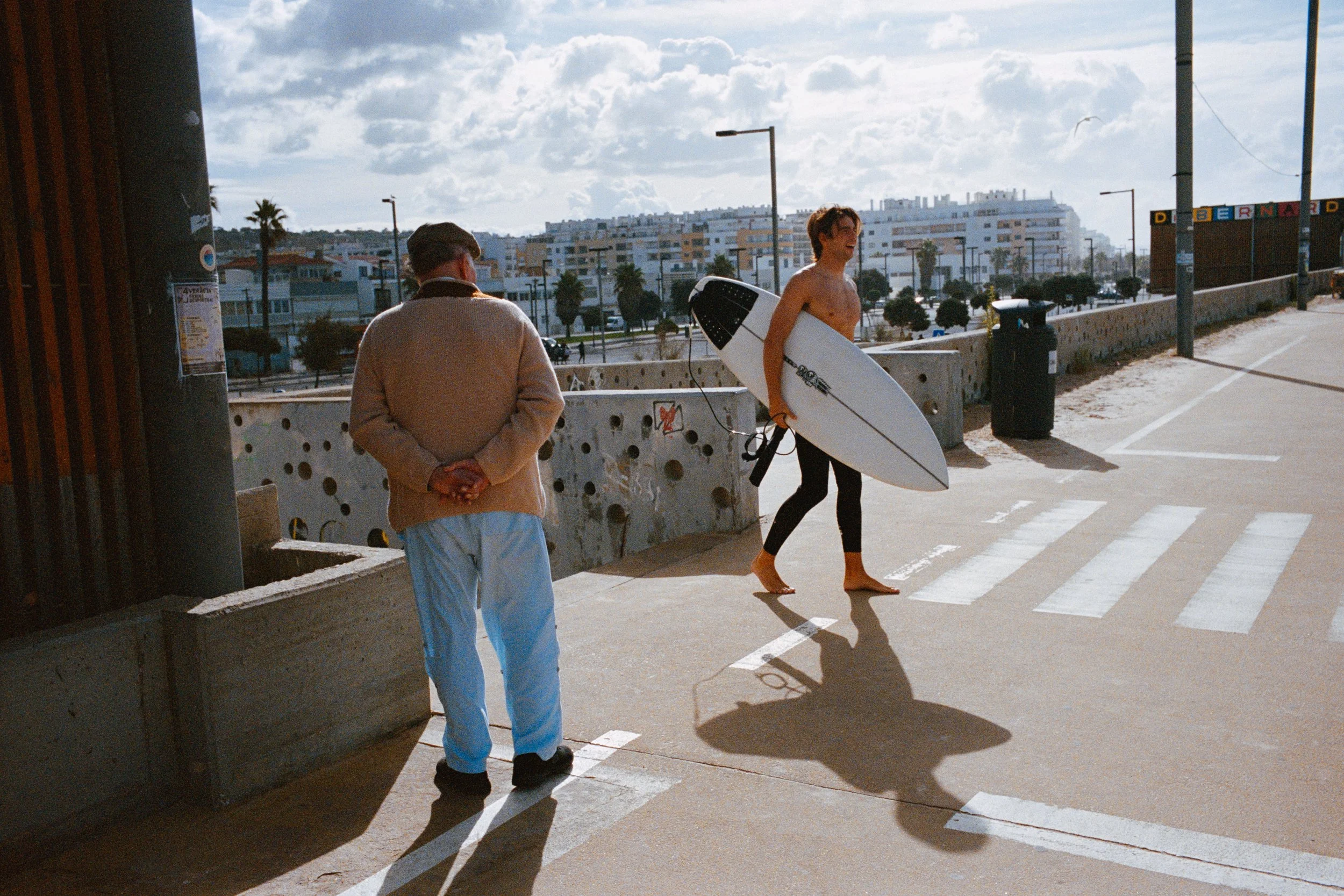 street-photography-portugal-yanis-machonis-surfer-old-young.jpg