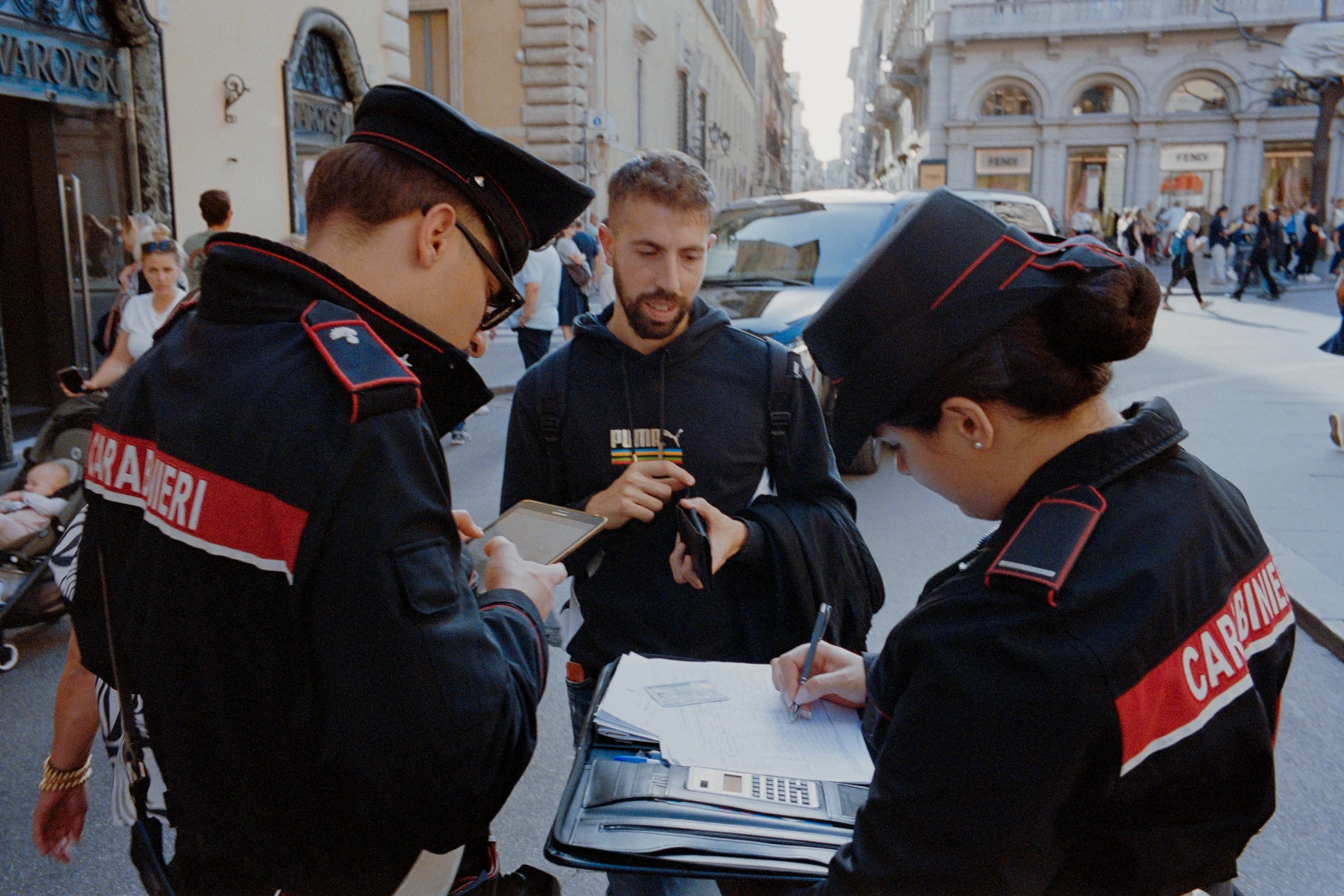 street-photography-italy-yanis-machonis-carabinieri-writing-report.jpg