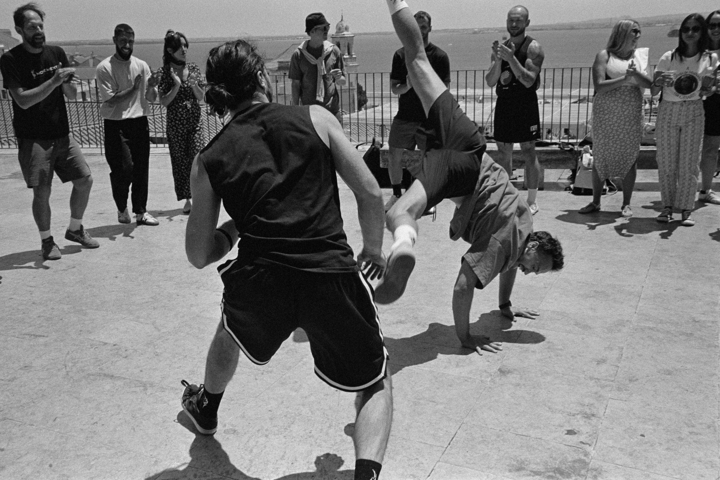 street-photography-portugal-yanis-machonis-capoeira-performance-bw.jpg