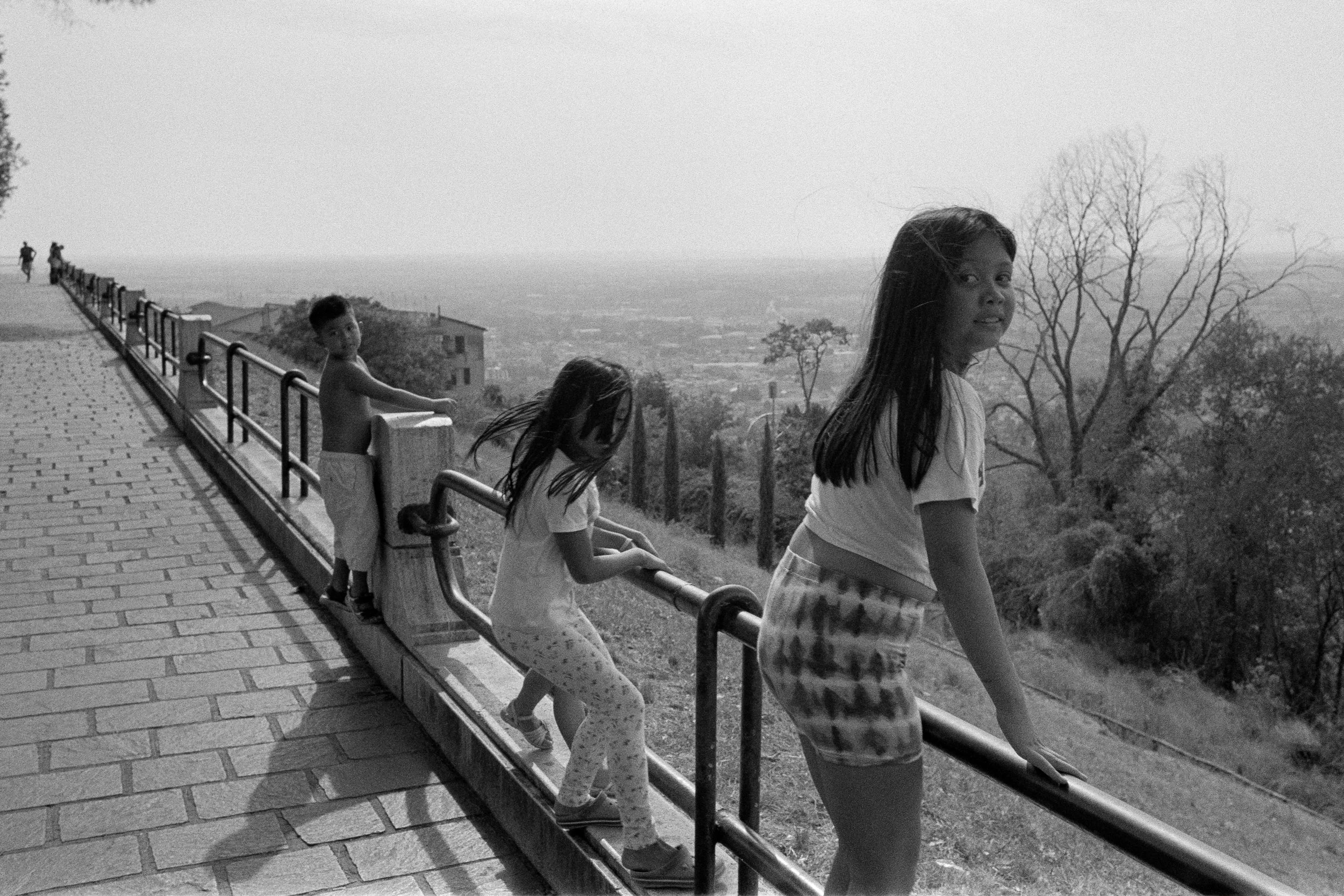 street-photography-italy-yanis-machonis-kids-on-hill-view.jpg