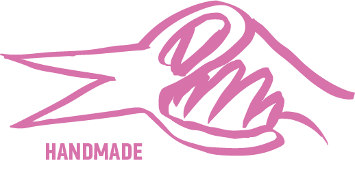 Logo dessiné à la main avec un chapeau, un pinceau et la mention 'HANDMADE' en violet.