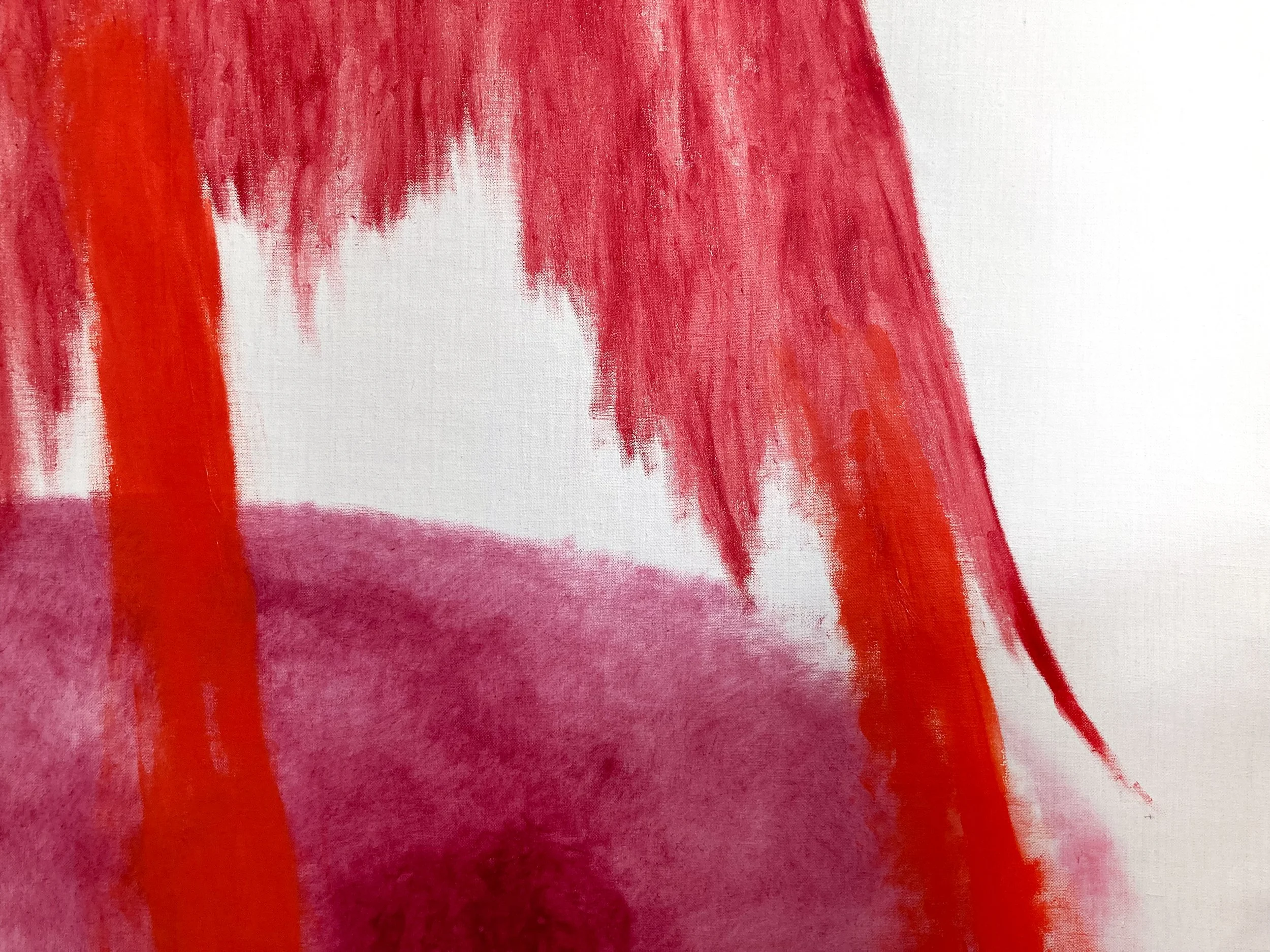 Dipinto astratto con lettere di colore rosso, rosa e viola su sfondo bianco.