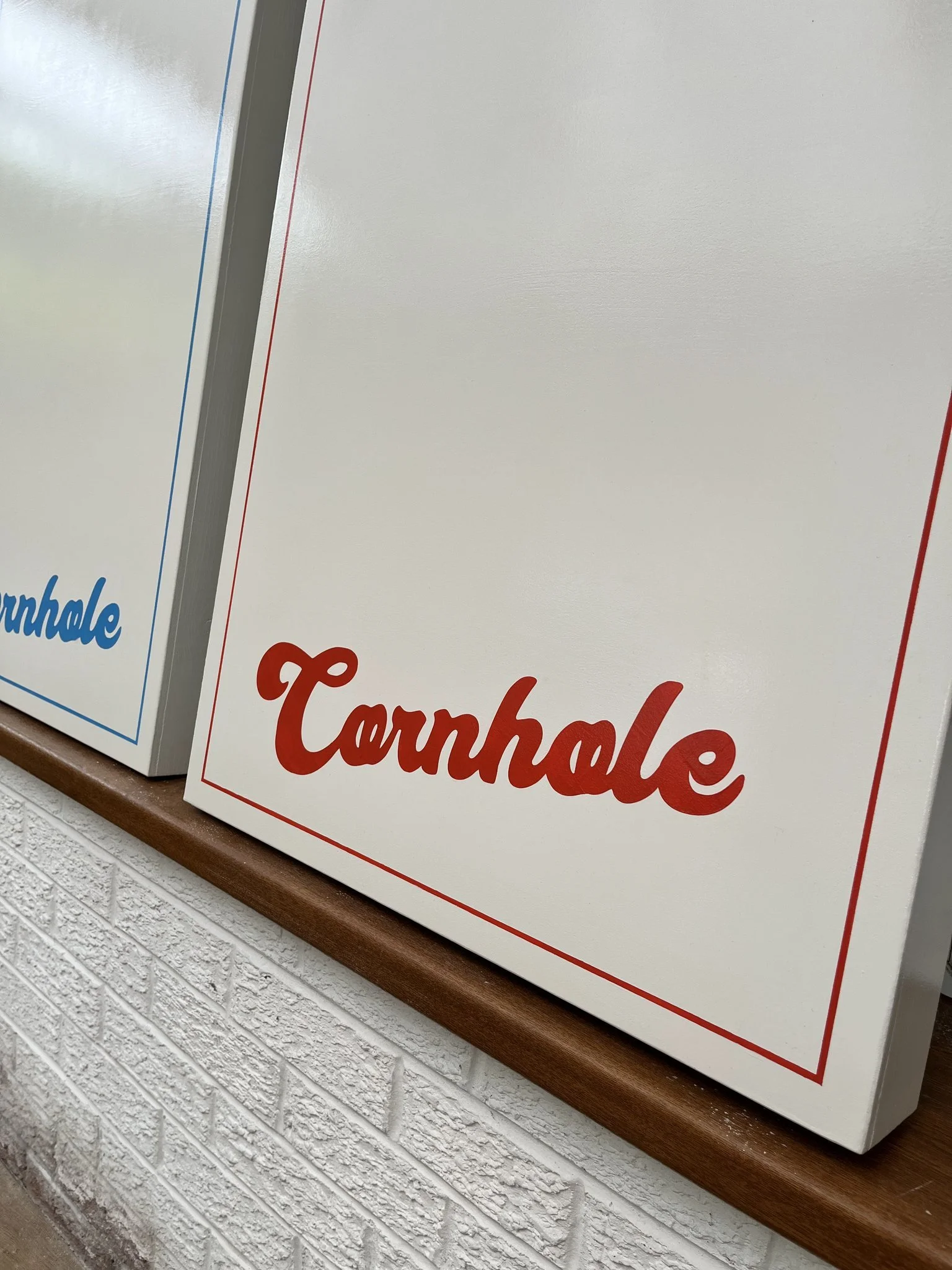 Close-up of a white menu board with red text that says "Tournable" on a wooden ledge.