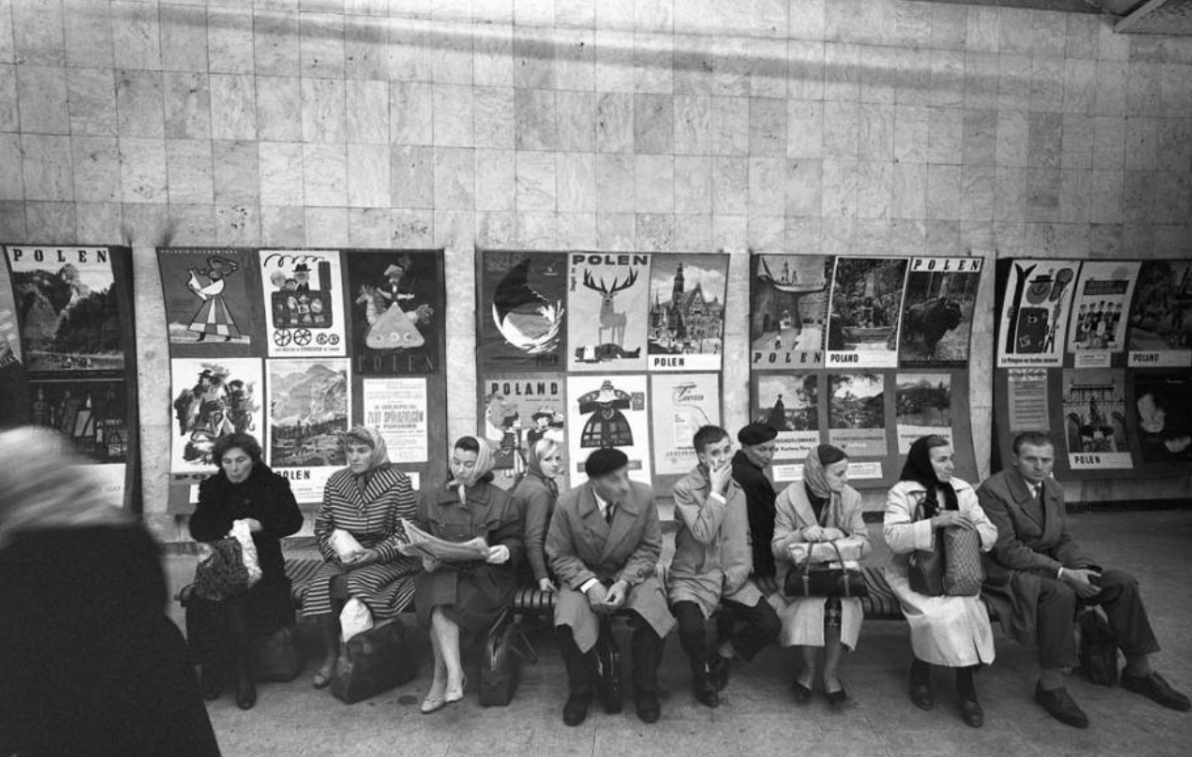Zbyszko Siemaszko, travellers waiting for a train in Central Railway Station, 1963, photo: National Digital Archives (NAC).png