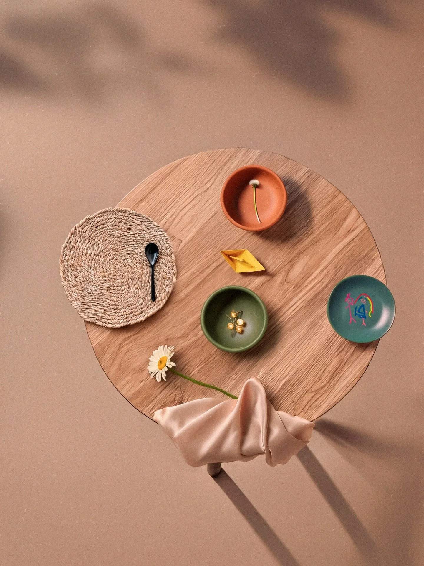 Moodboard

𝘊𝘢𝘴𝘢 𝘝𝘦𝘳𝘥𝘦 𝘏𝘰𝘳𝘪𝘻𝘰𝘯𝘵𝘦

Sobre la mesa reposa un peque&ntilde;o universo contenido, un paisaje &iacute;ntimo que susurra la esencia del hogar. Cada objeto dispuesto parece haber sido elegido por el viento y acomodado por la 