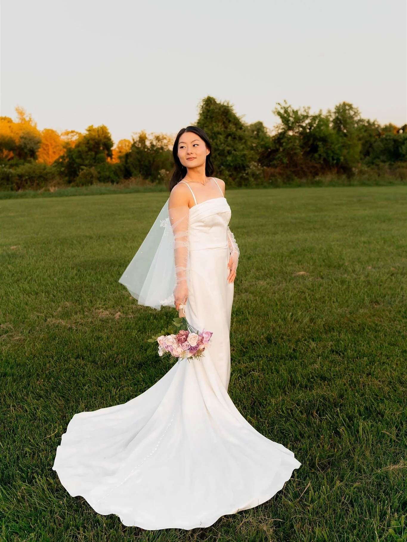 Make time for your bridal portraits! 🥰🥰🥰 They celebrate the bride, her journey, and the once-in-a-lifetime experience of her wedding day. The only day in your wedding dress. 🤍🤍

@ethanfilmandphoto got some amazing shots and angles as second shoo