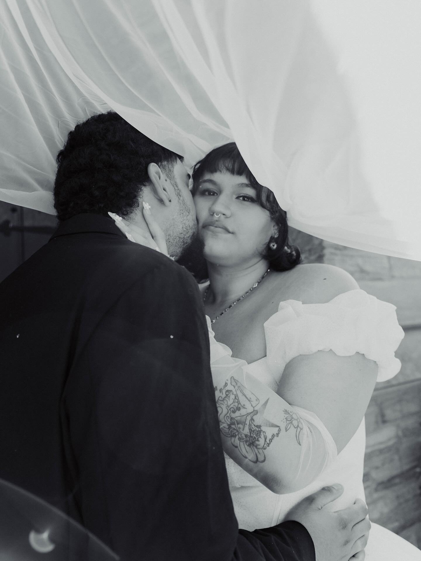 Throwback to this intimate and vintage Halloween wedding last year. 🖤 I love when couples bring their personality out in the small details.