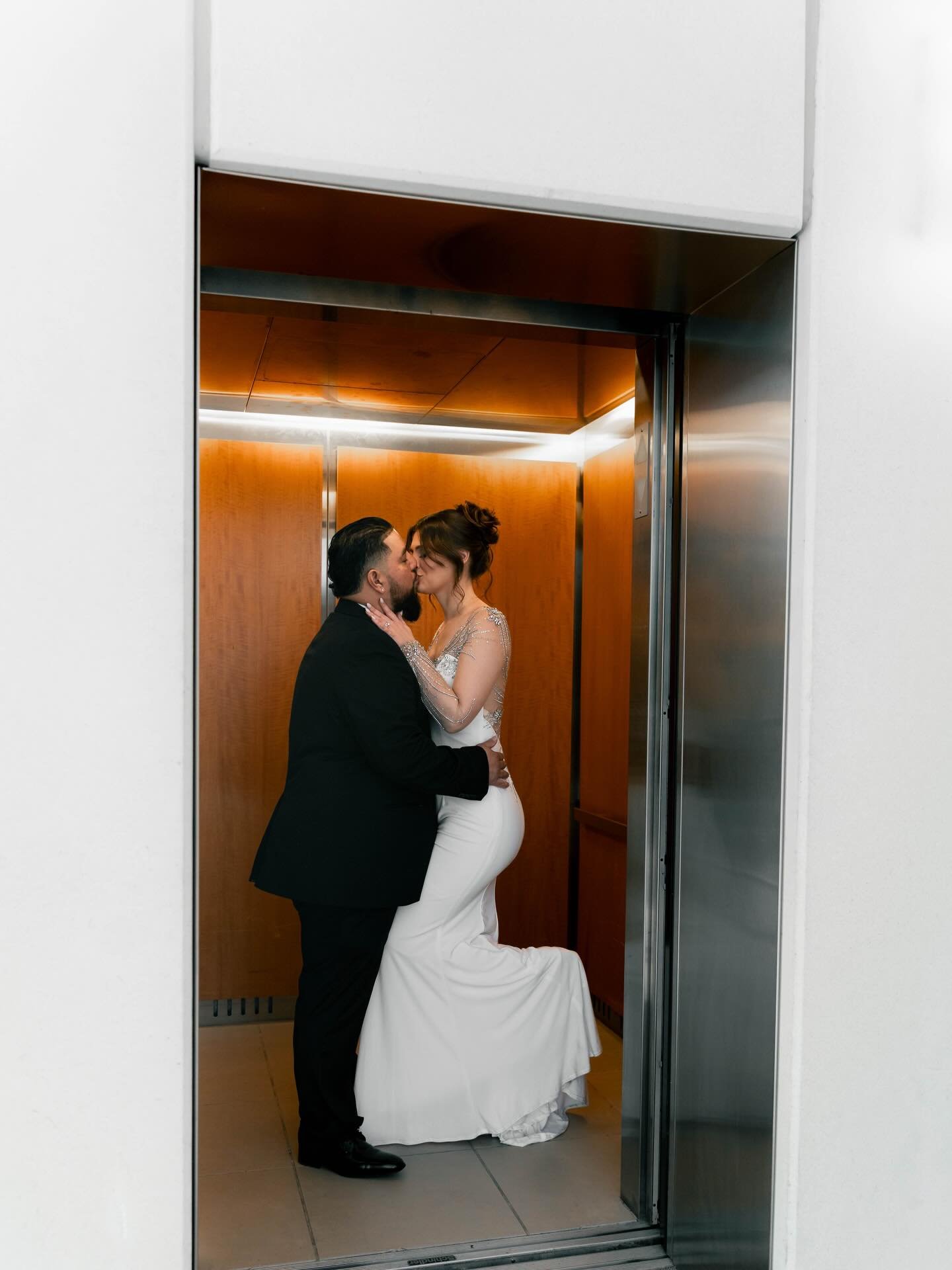 Courthouse weddings have their own kind of charm &mdash; intimate, intentional, and full of real emotion. And yes&hellip; even the elevator can turn into the dreamiest backdrop. 🤍
Your love doesn&rsquo;t need a big venue-just good light, a little cr
