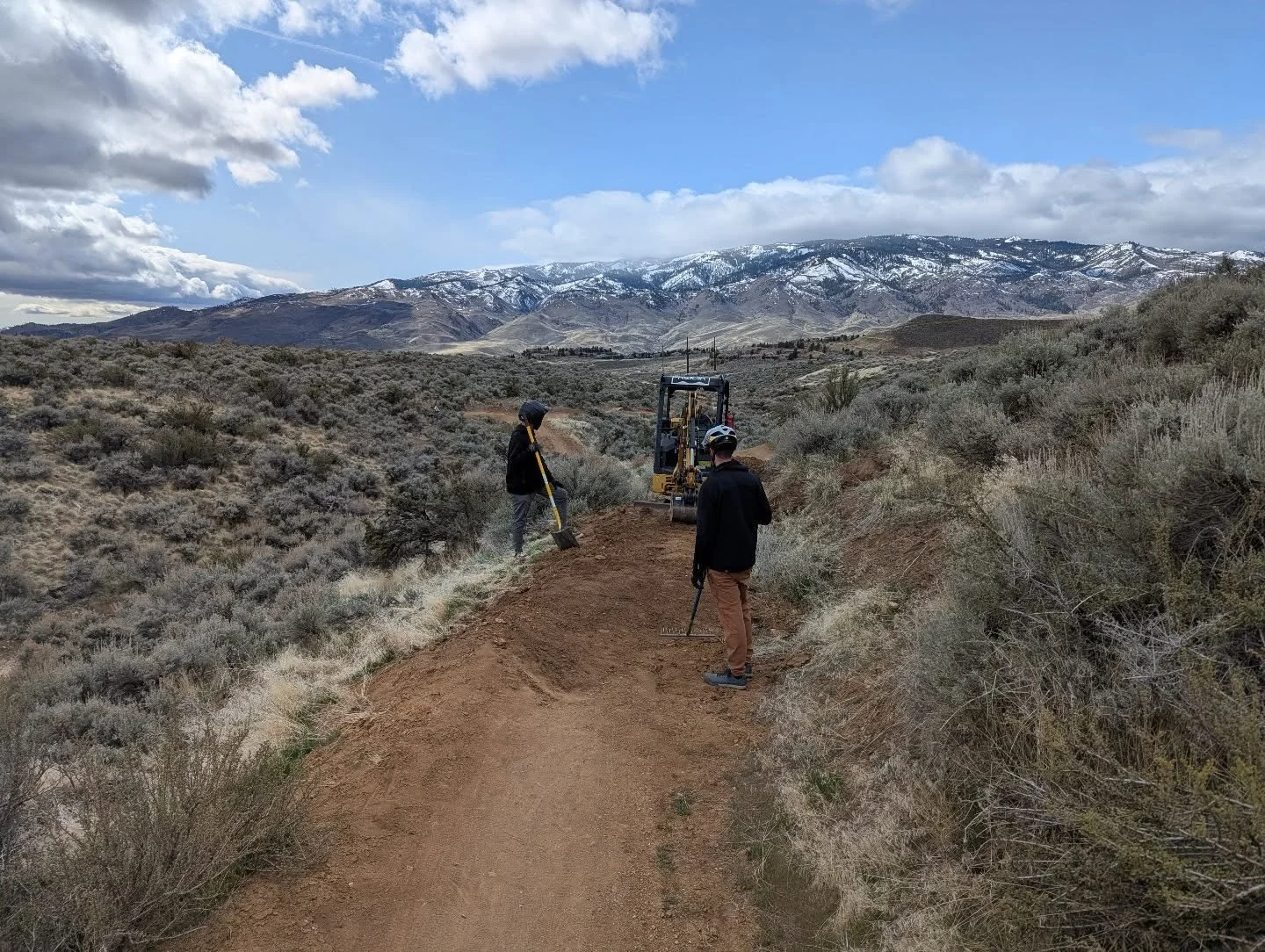 ⛏️⚒️ BLTS Trail Day Saturday 1/31 ⚒️⛏️

The weather is looking warm this weekend so we'll be gathering with @mountaindogcycling at SVP from 2pm til sundown working on the Advanced Line packing, smoothing and shaping to get it back in primo riding sha