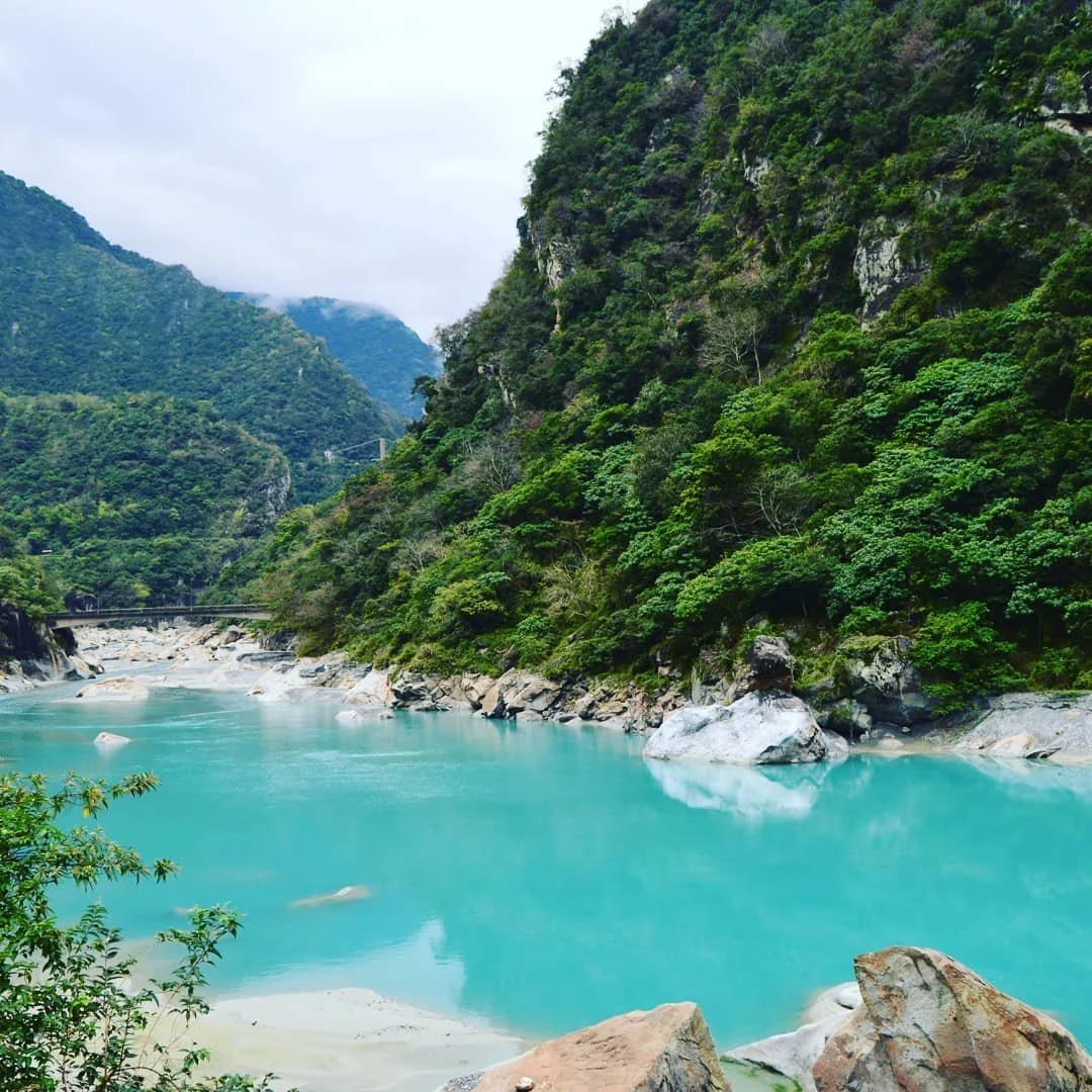 Taroko National Park is just flawless, travelled to Hualien just for this ... woke up super early and no one else was here ... #taroko #nationalpark #hualien #taiwan #asia #travel #waterfall #scenes #mountains #lake #beautiful