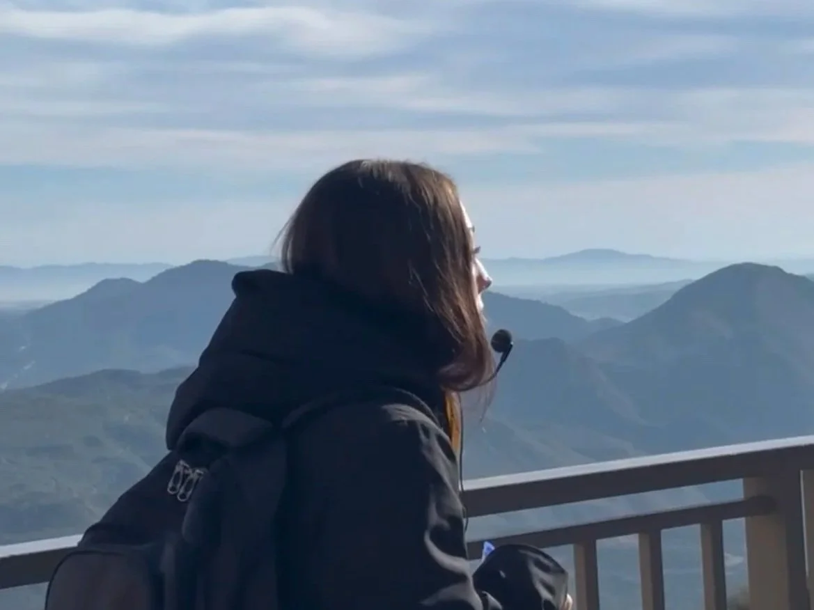 Alba haciendo de guía turística en Montserrat, Barcelona