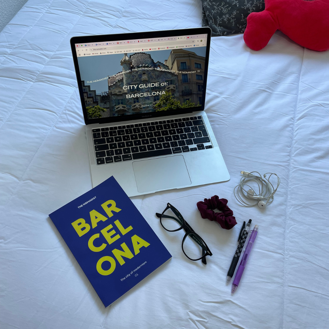 Guía de Barcelona y un ordenador