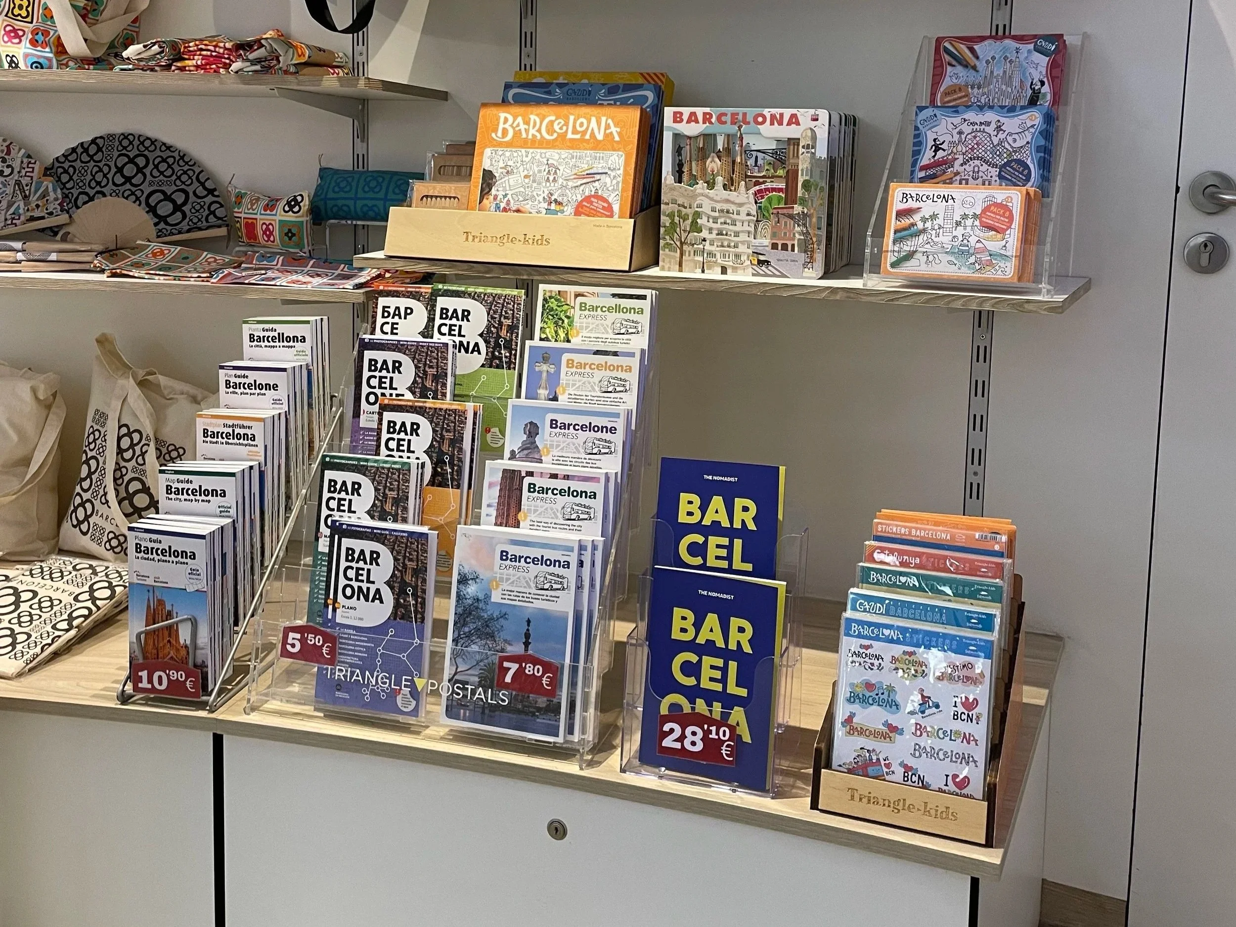 Guia de The Nomadist en la Oficina de Turismo de Barcelona