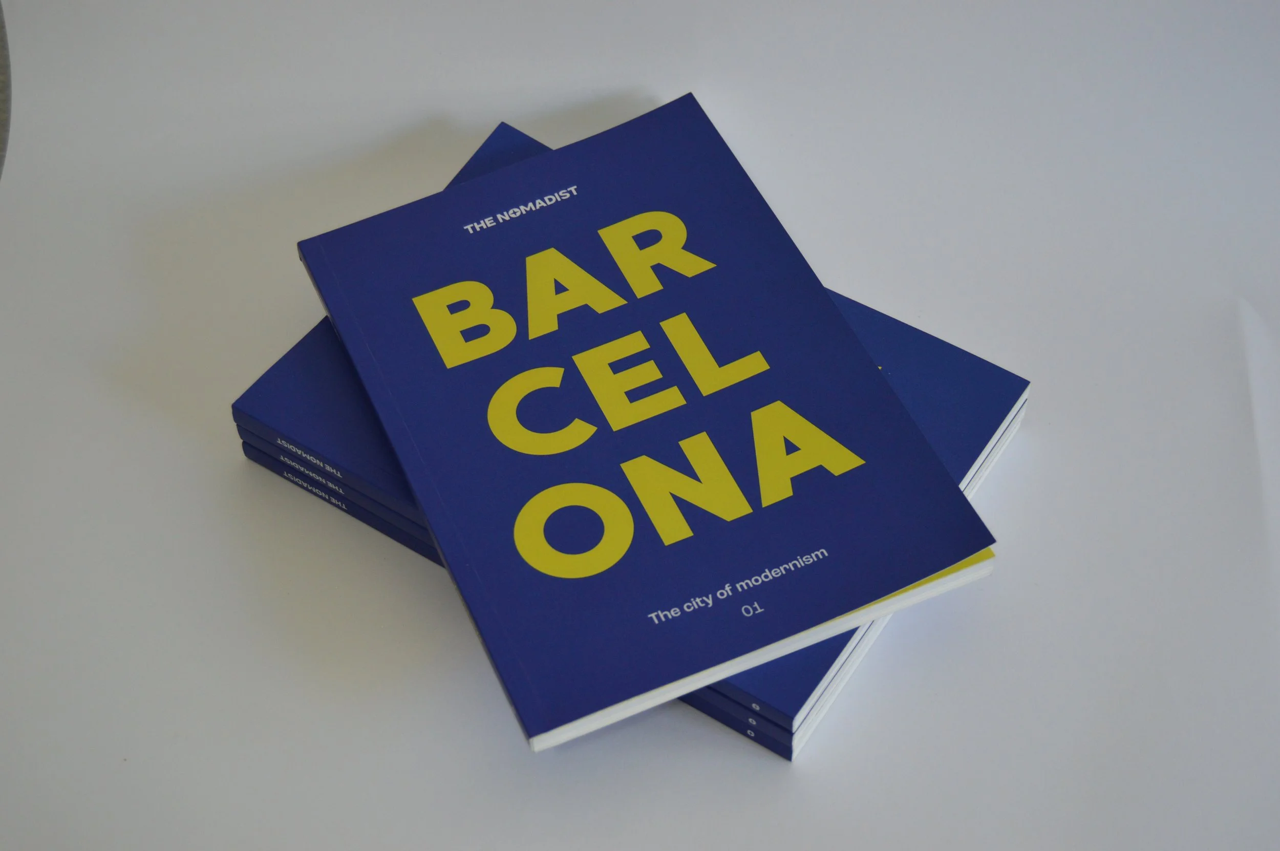 Guía impresa de Barcelona de The Nomadist, apiladas una encima de otra.