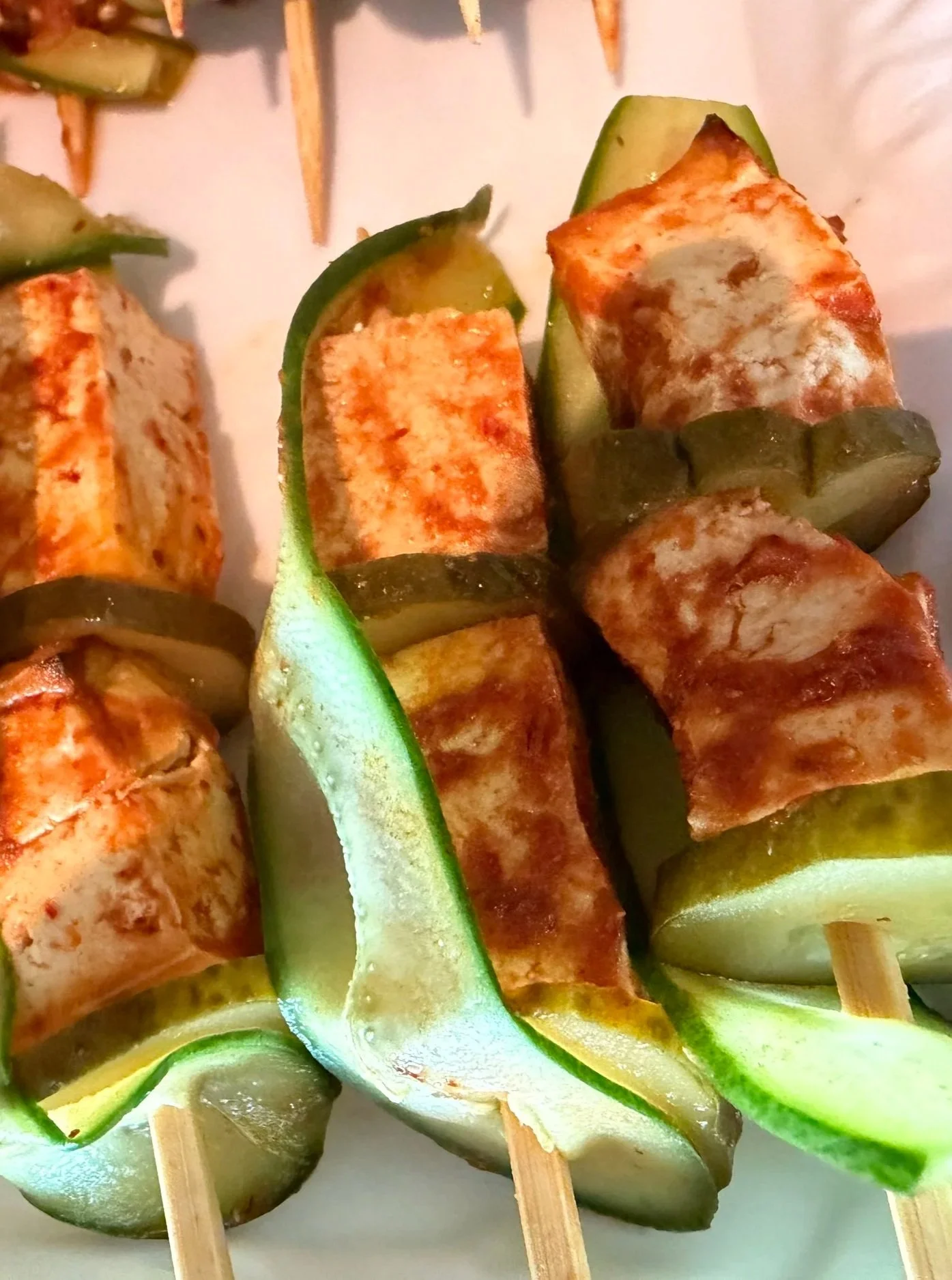 Brochette tofu, ketchup coreen et concombre