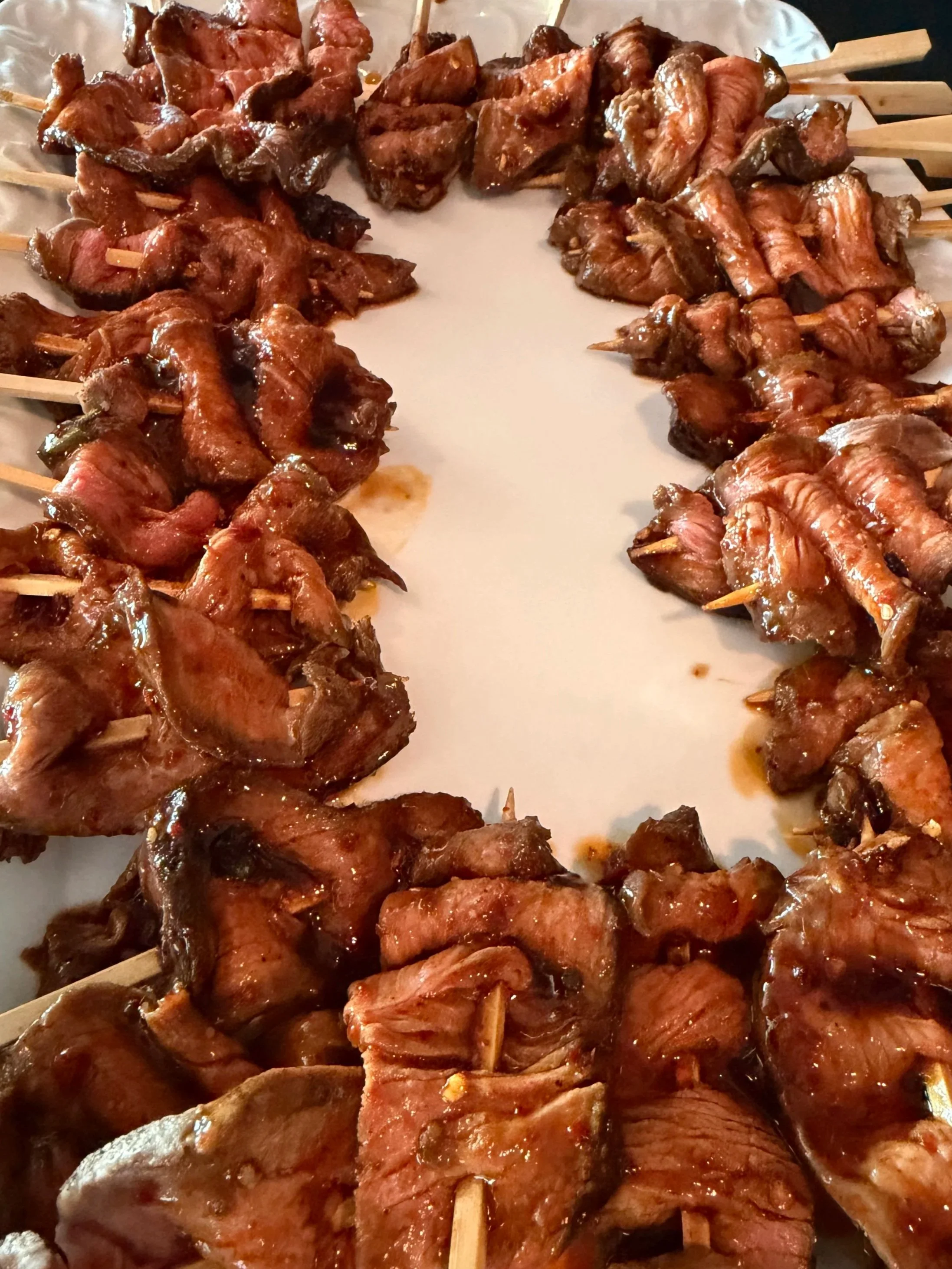 Brochettes de boeuf avec sauce dumpling
