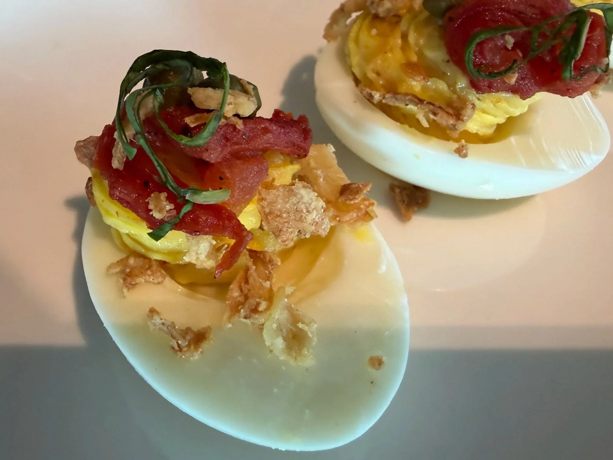 Oeufs mimosa, tomates confites et capres