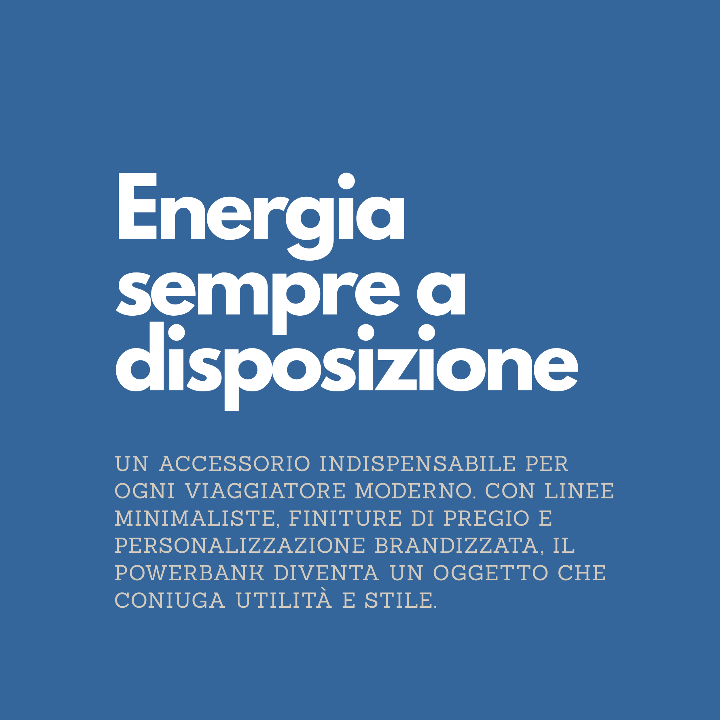 Grafica con sfondo blu con testo bianco che dice: "Energia sempre a disposizione" e un paragrafo che descrive l'importanza di un powerbank come accessorio essenziale per i viaggiatori moderni, con linee minimaliste, finiture di pregio e personalizzazione branding.
