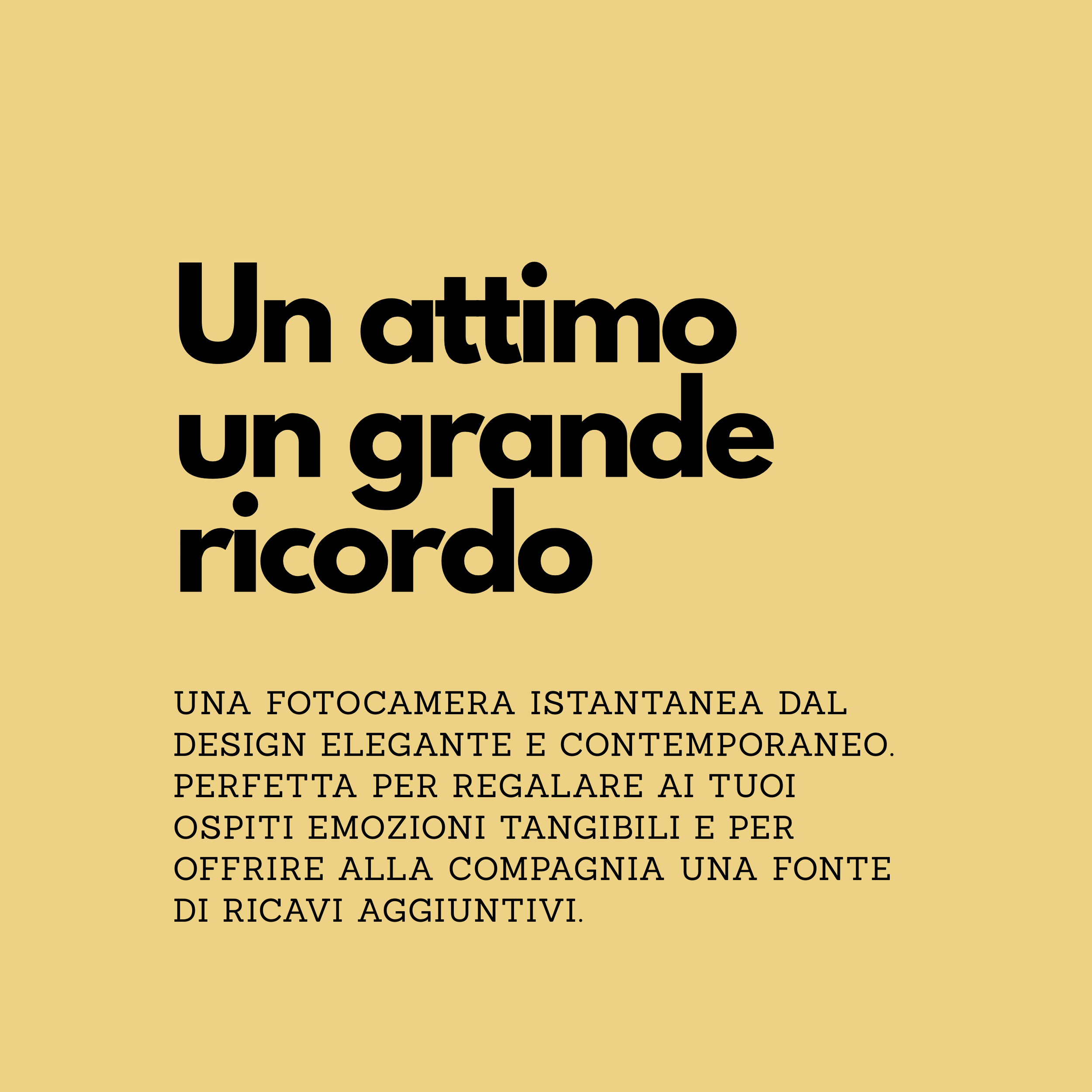 Testo in italiano su sfondo beige scuro che promuove una fotocamera istantanea dal design elegante, perfetta per regalare emozioni e ricordi tangibili.
