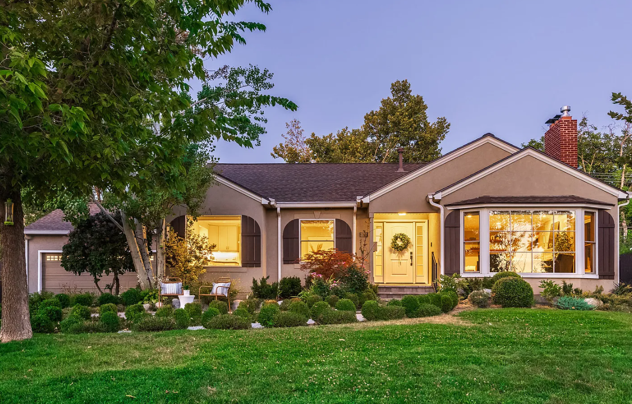123 Main St for sale: front yard