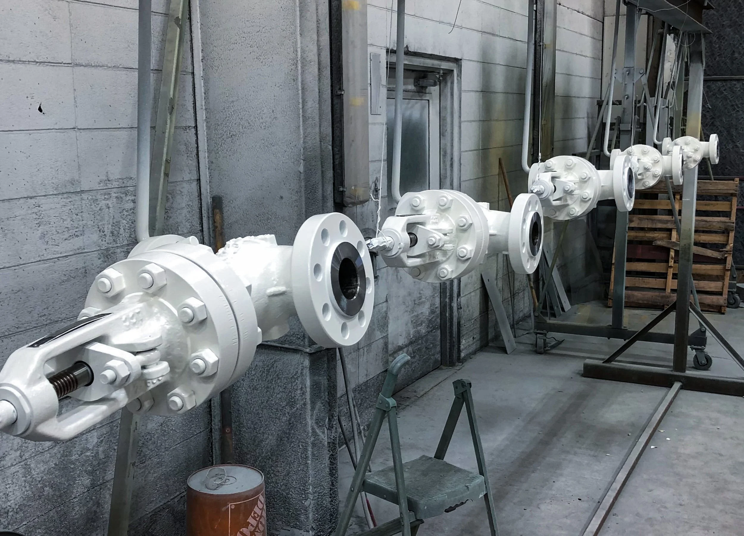 Industrial piping system with white valves and pipes with a coating for under insulation