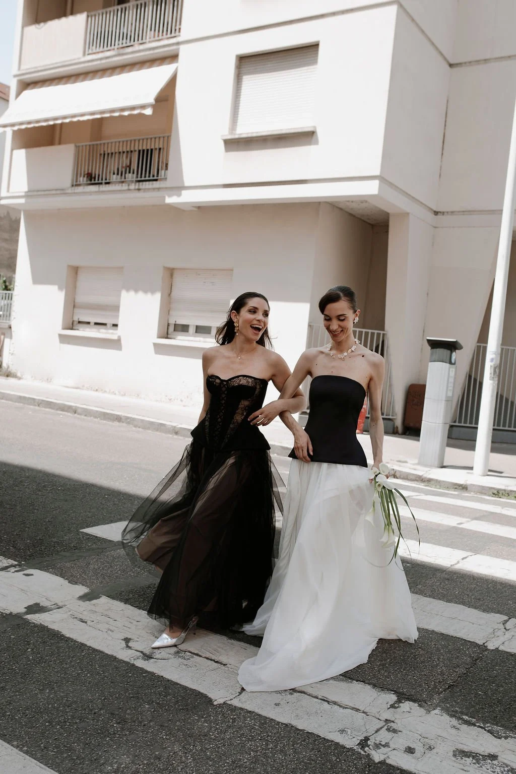 LES SILENCIEUSES : LORSQUE LES ROBES RACONTENT CE QUE LES MOTS TAISENT