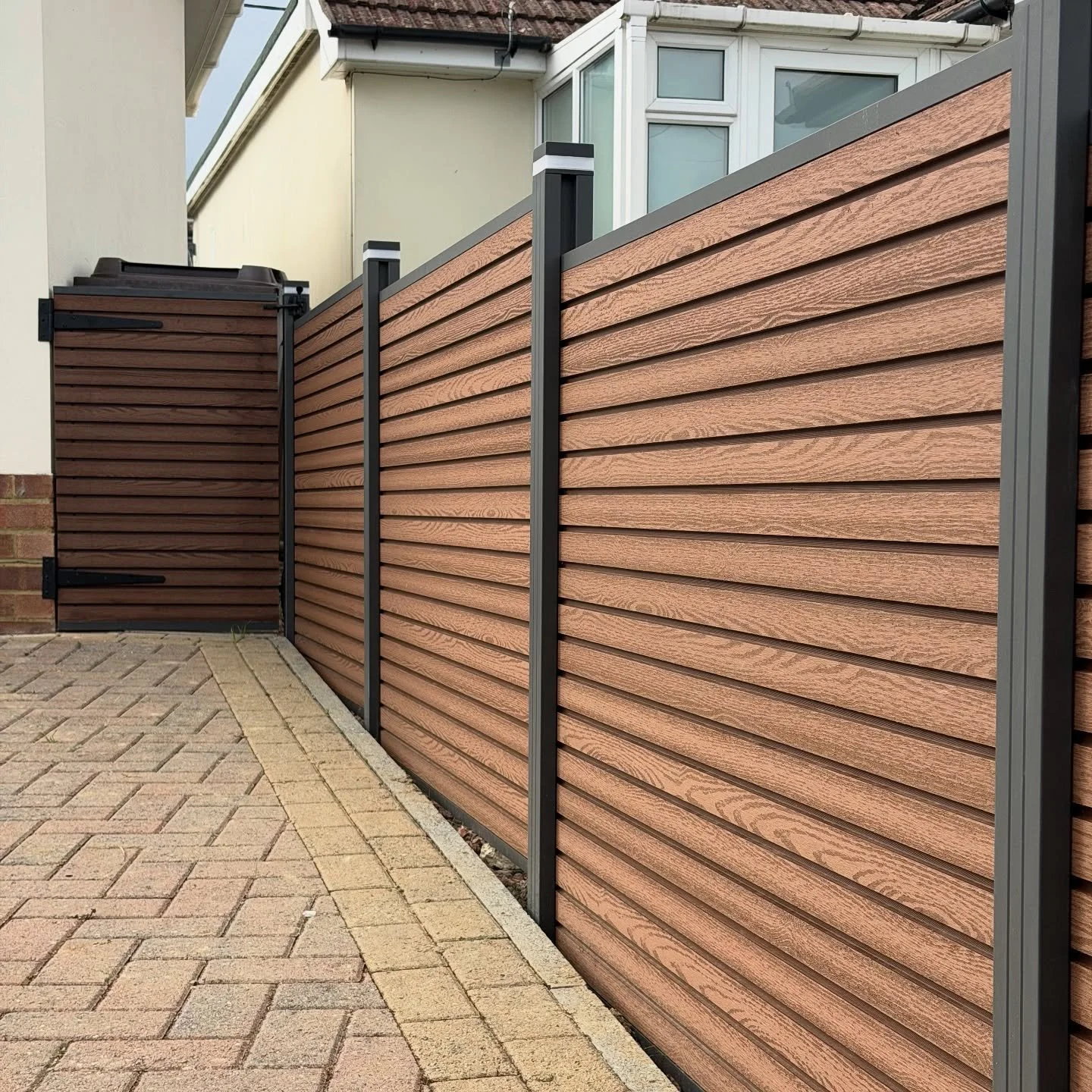 ✨ Sleek. Strong. Low-maintenance. ✨
Another stunning installation using @ecompositeproducts composite fencing, complete with a bespoke matching gate and solar-powered LED post caps for that perfect modern finish. 💪🔒💡

Built to last, designed to im