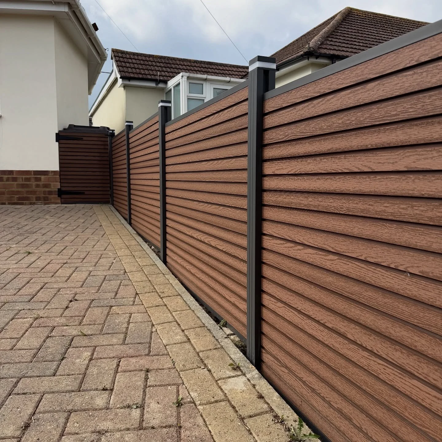 ✨ Sleek. Strong. Low-maintenance. ✨
Another stunning installation using @ecompositeproducts composite fencing, complete with a bespoke matching gate and solar-powered LED post caps for that perfect modern finish. 💪🔒💡

Built to last, designed to im