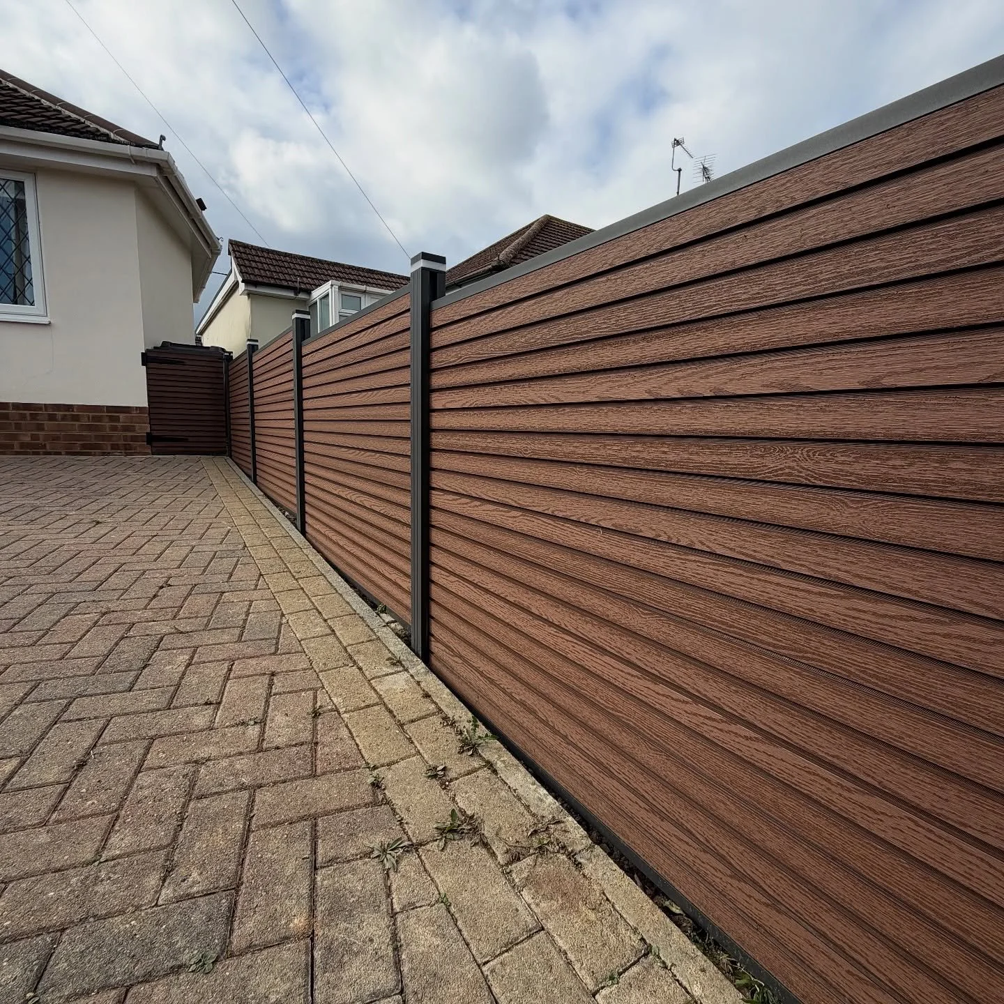 ✨ Sleek. Strong. Low-maintenance. ✨
Another stunning installation using @ecompositeproducts composite fencing, complete with a bespoke matching gate and solar-powered LED post caps for that perfect modern finish. 💪🔒💡

Built to last, designed to im