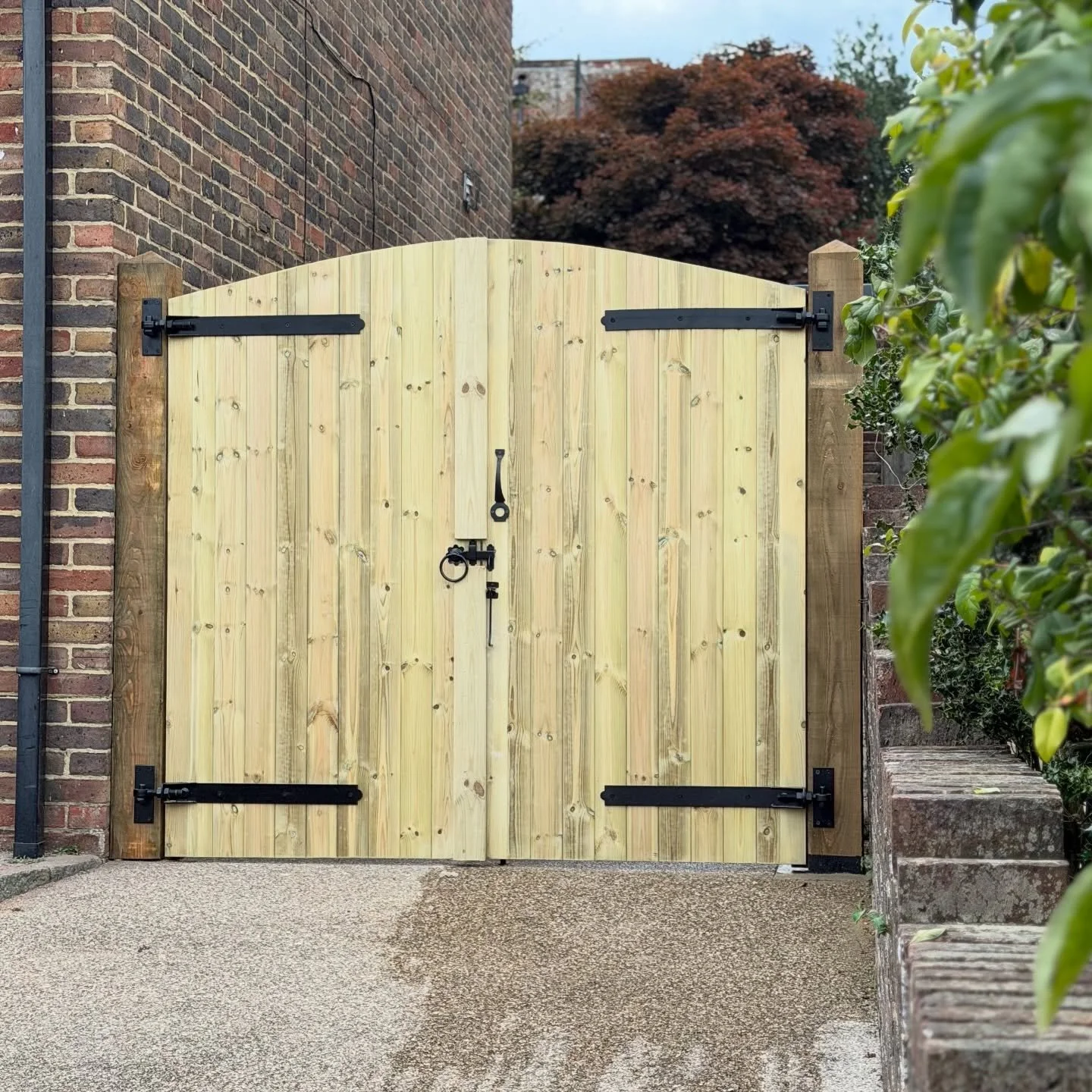 Freshly installed double TGV gates supplied by @avsfencinghenfield 🔨✨

6x6 timber posts, coated in bitumen for long-lasting protection.
Fitted out with:
⚫ 24&rdquo; black adjustable hinges
⚫ 6&rdquo; Brenton bolts
⚫ Ring latch &amp; gate handles
⚫ D
