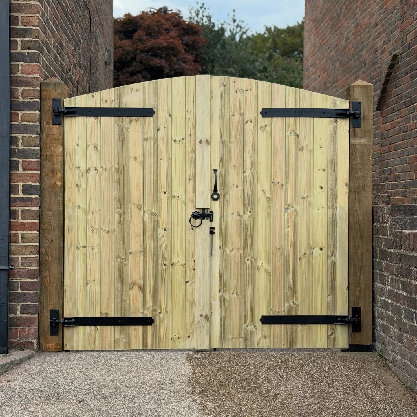 Freshly installed double TGV gates supplied by @avsfencinghenfield 🔨✨

6x6 timber posts, coated in bitumen for long-lasting protection.
Fitted out with:
⚫ 24&rdquo; black adjustable hinges
⚫ 6&rdquo; Brenton bolts
⚫ Ring latch &amp; gate handles
⚫ D