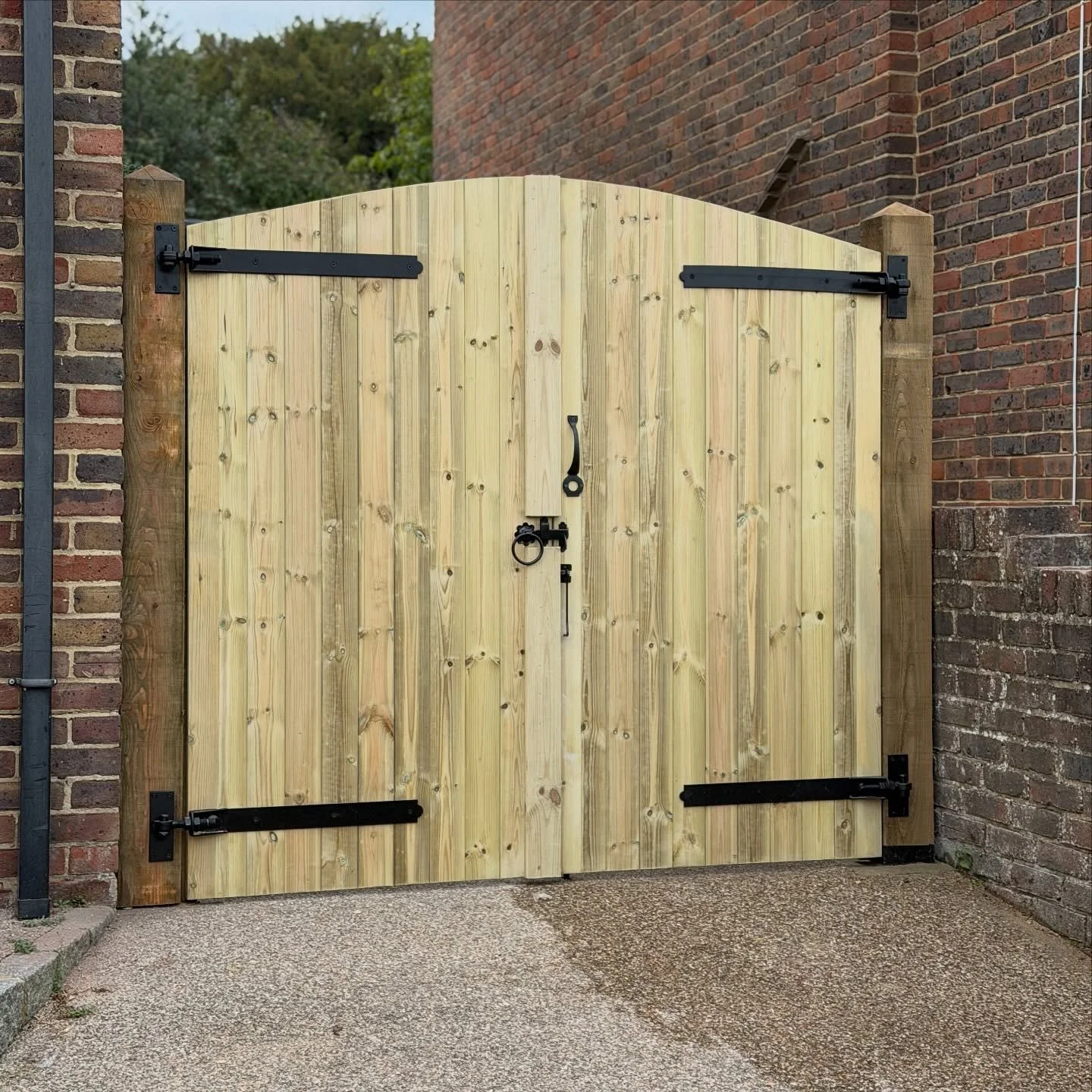 Freshly installed double TGV gates supplied by @avsfencinghenfield 🔨✨

6x6 timber posts, coated in bitumen for long-lasting protection.
Fitted out with:
⚫ 24&rdquo; black adjustable hinges
⚫ 6&rdquo; Brenton bolts
⚫ Ring latch &amp; gate handles
⚫ D