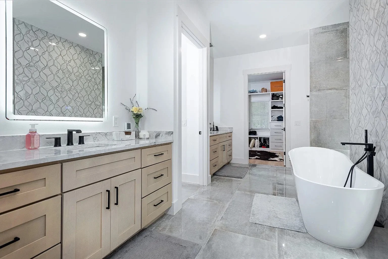 Primary bathroom sinks (1).jpg