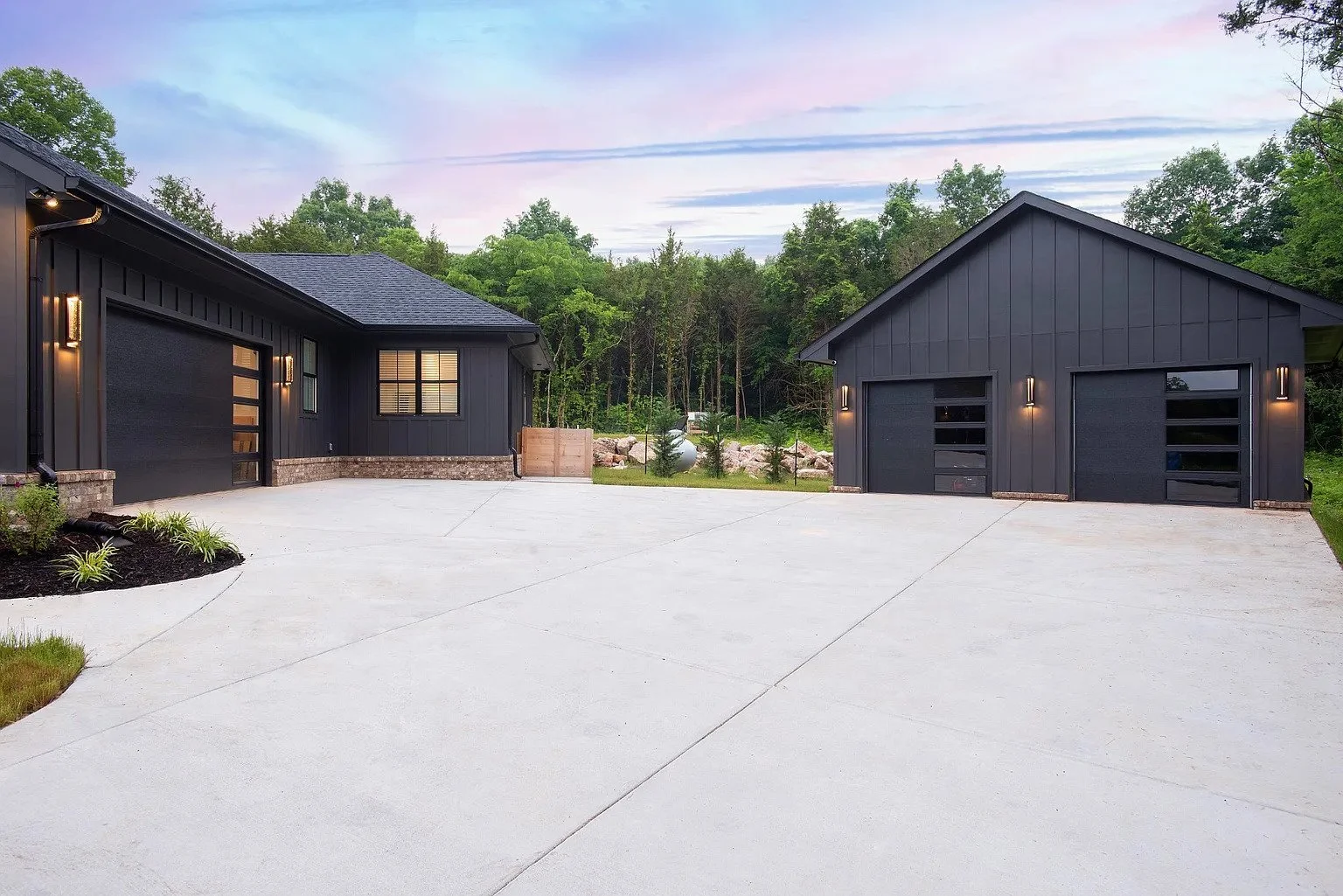 Detached garage (1).jpg