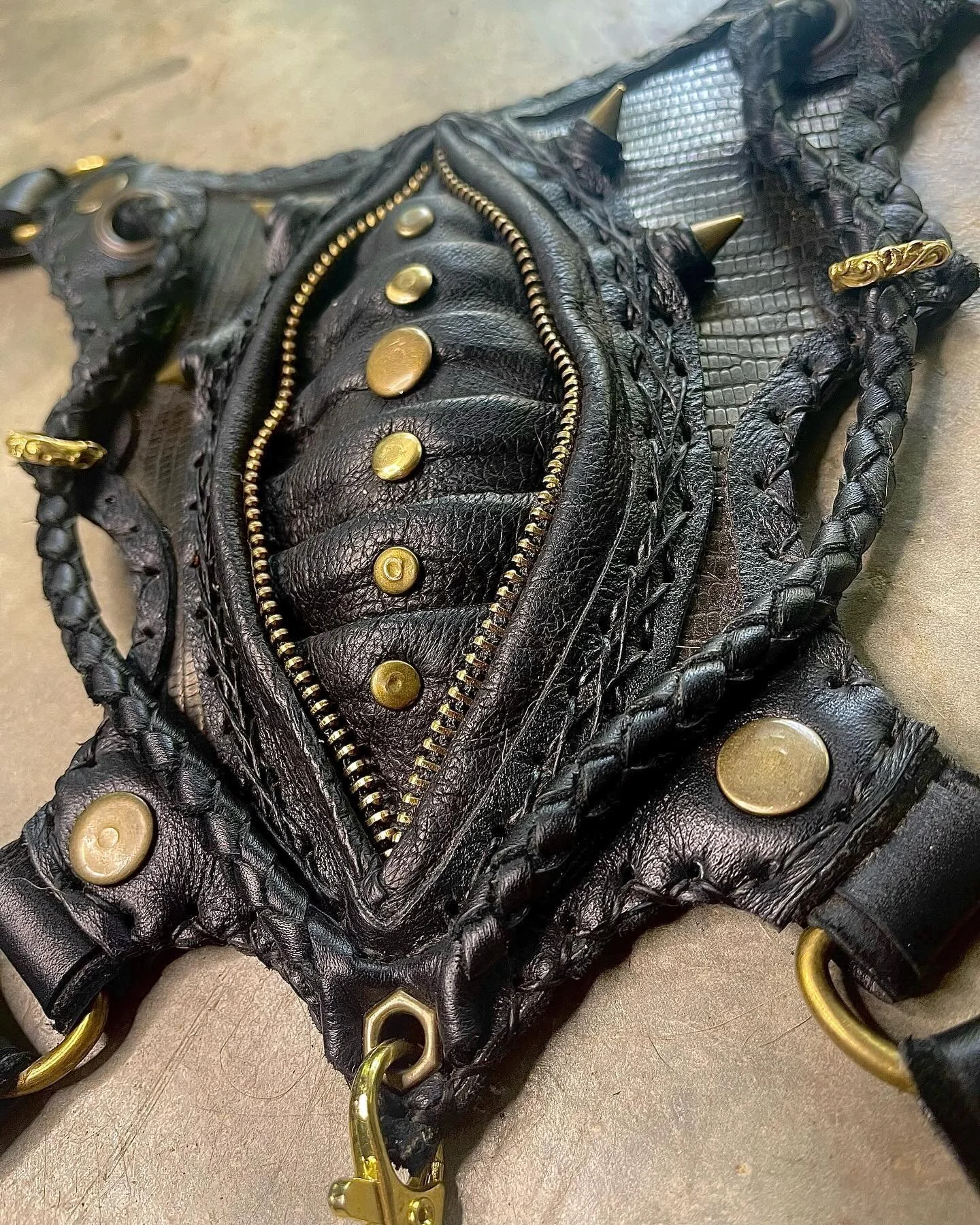 Some up close details of these one of a kind amazing set of holsters. ✨
High quality leather, brass embellishments and a lot of loveeee are the magic ingredients that give form to this one of a kind masterpiece. 
&bull;
&bull;
&bull;
&bull;
&bull;
&b