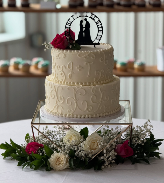 Wedding cake display with fresh florals at Owensboro Kentucky venue
