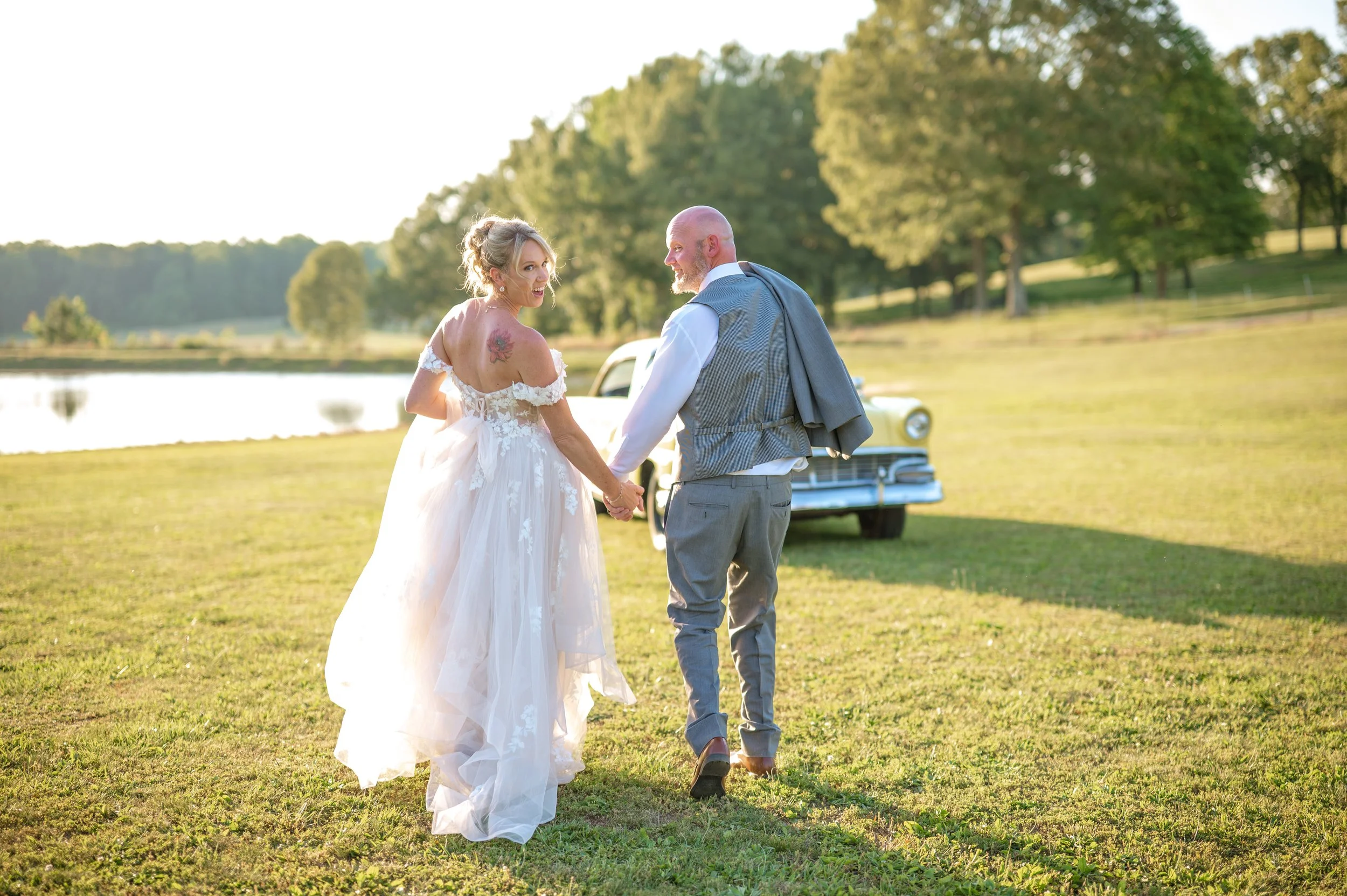 Outdoor wedding photo opportunities with scenic lake views at Hilton Farms LLC near Bowling Green, Nashville, Evansville, and Owensboro.