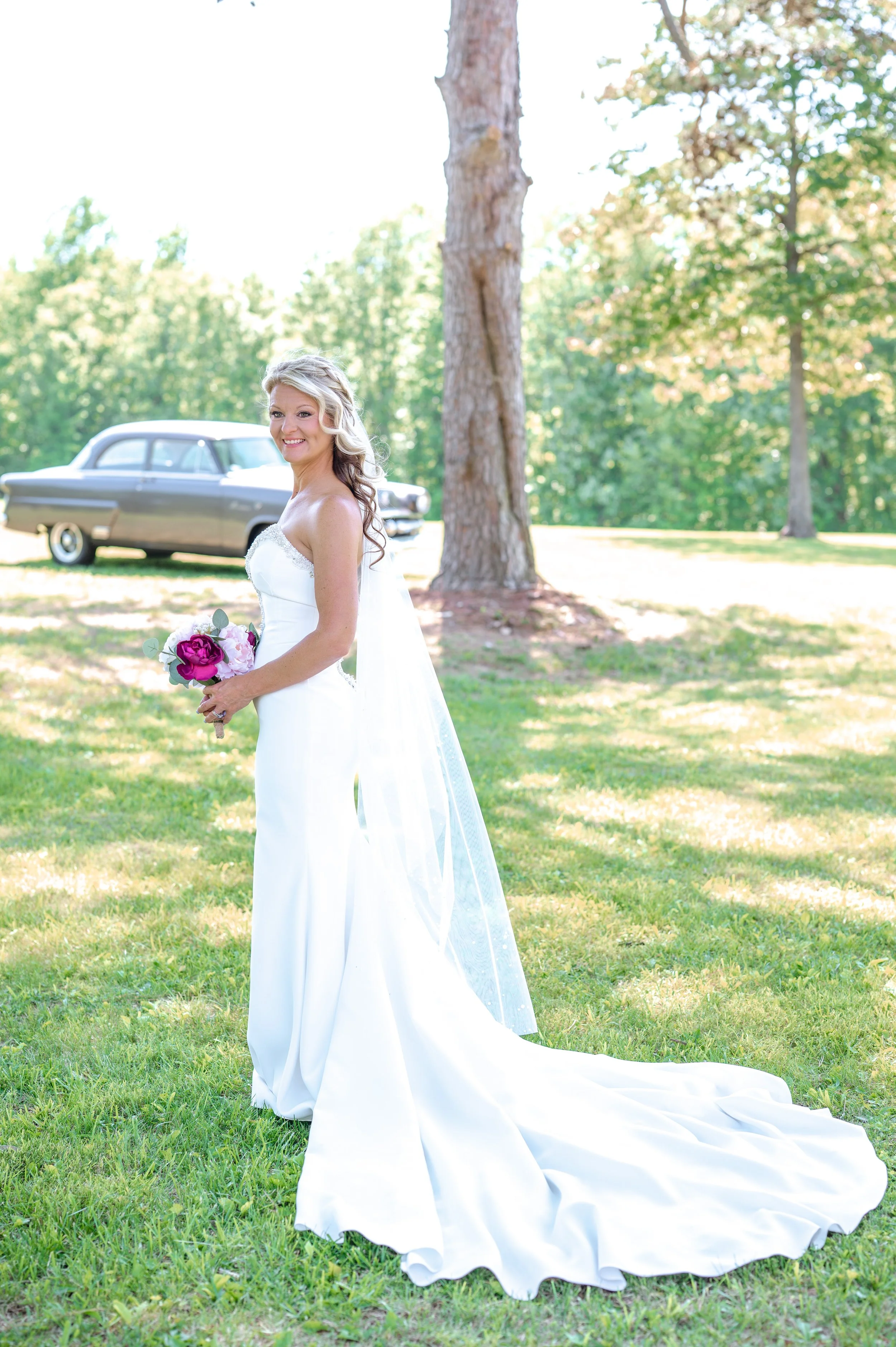 Explore 2028 wedding packages at Hilton Farms LLC, an elegant indoor and outdoor wedding venue near Owensboro, Kentucky.