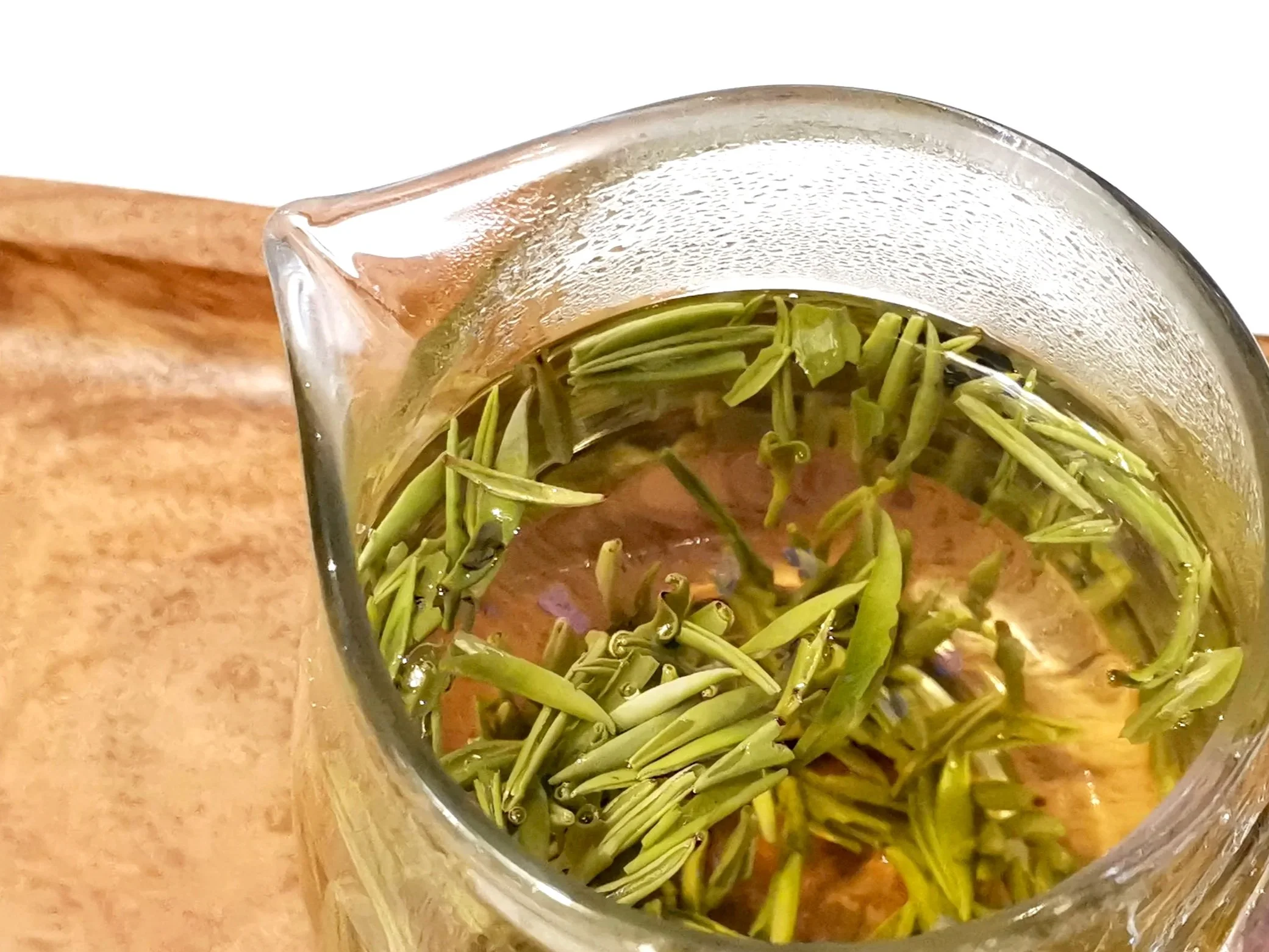 A clear cup of freshly brewed Zhuyeqing green tea with sweet roasted chestnut and subtle toasted bean aromas.