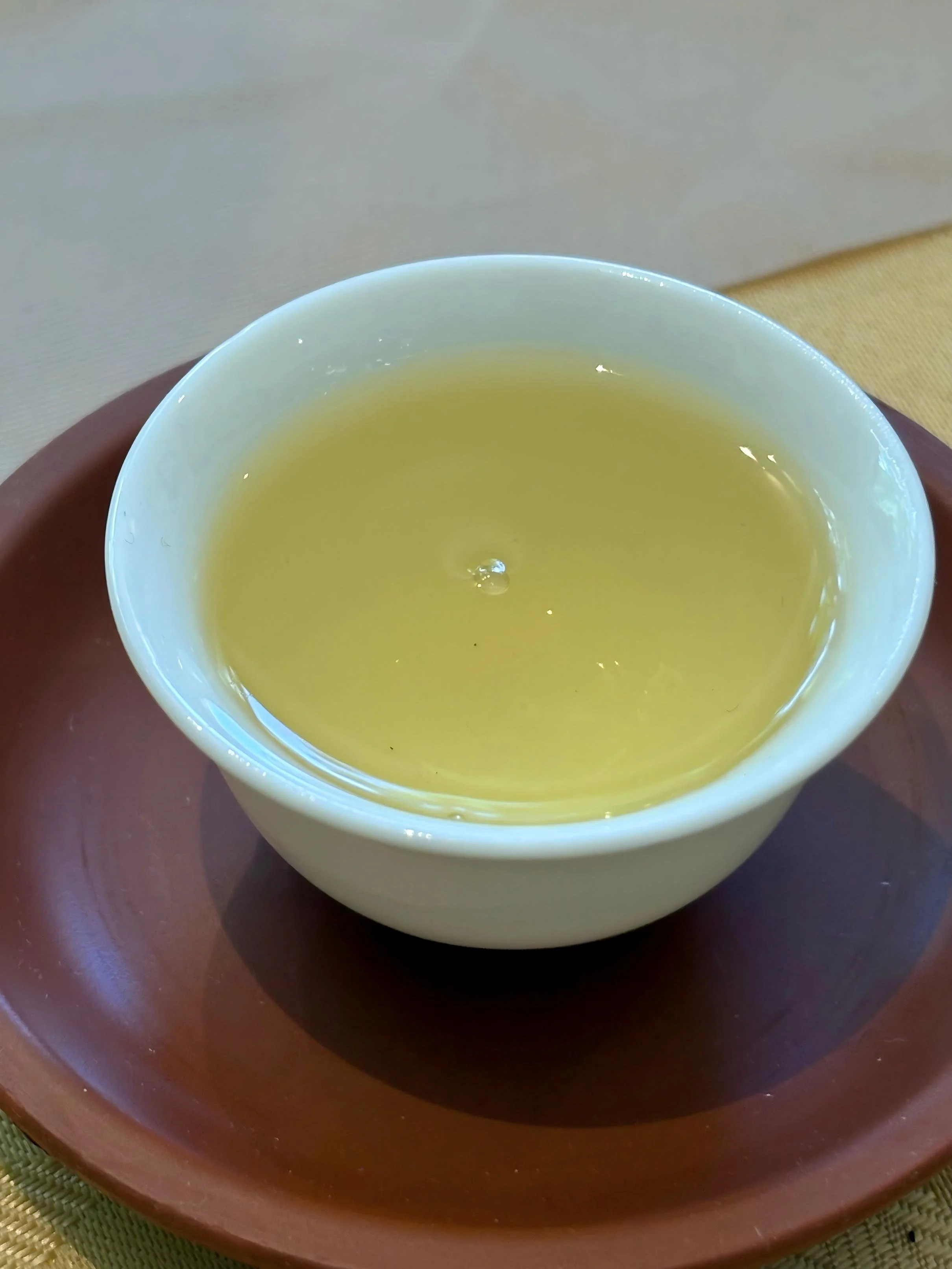 Gold clear milky oolong tea liquid  with a milky notes.oth finish.