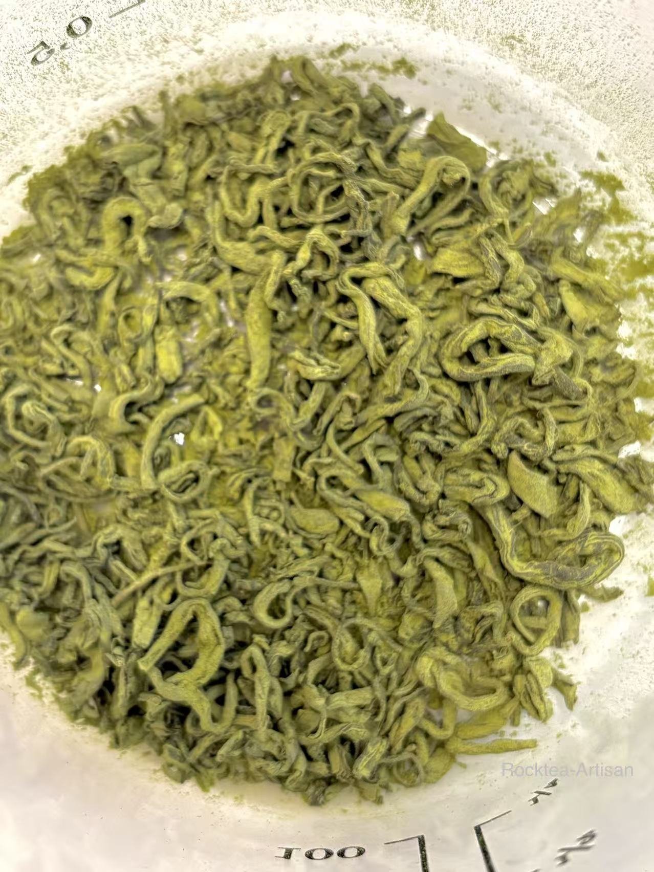 A blend of traditionally pan-fired Chinese green tea from Jingfushan and matcha powder.