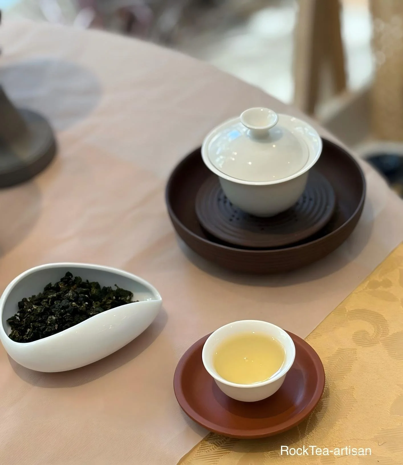 Steeping milky oolong in Gaiwan , bringing more delicate taste.