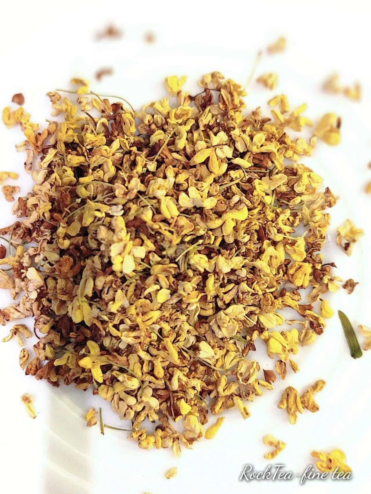 ​A close-up of pure aromatic golden dried osmanthus flower blossoms, highlighting the natural honey-like scent and premium quality herbal ingredients.