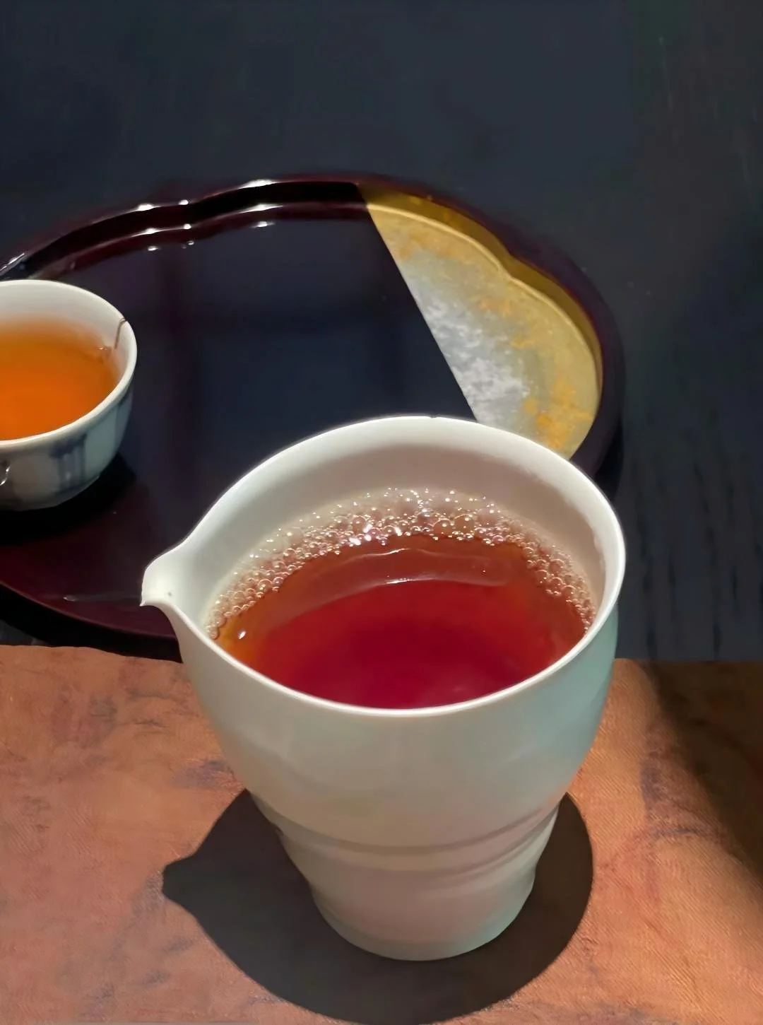 Dahongpao(rock tea) liquid featuring a amber-like clarity with full bodied and silky flavor.